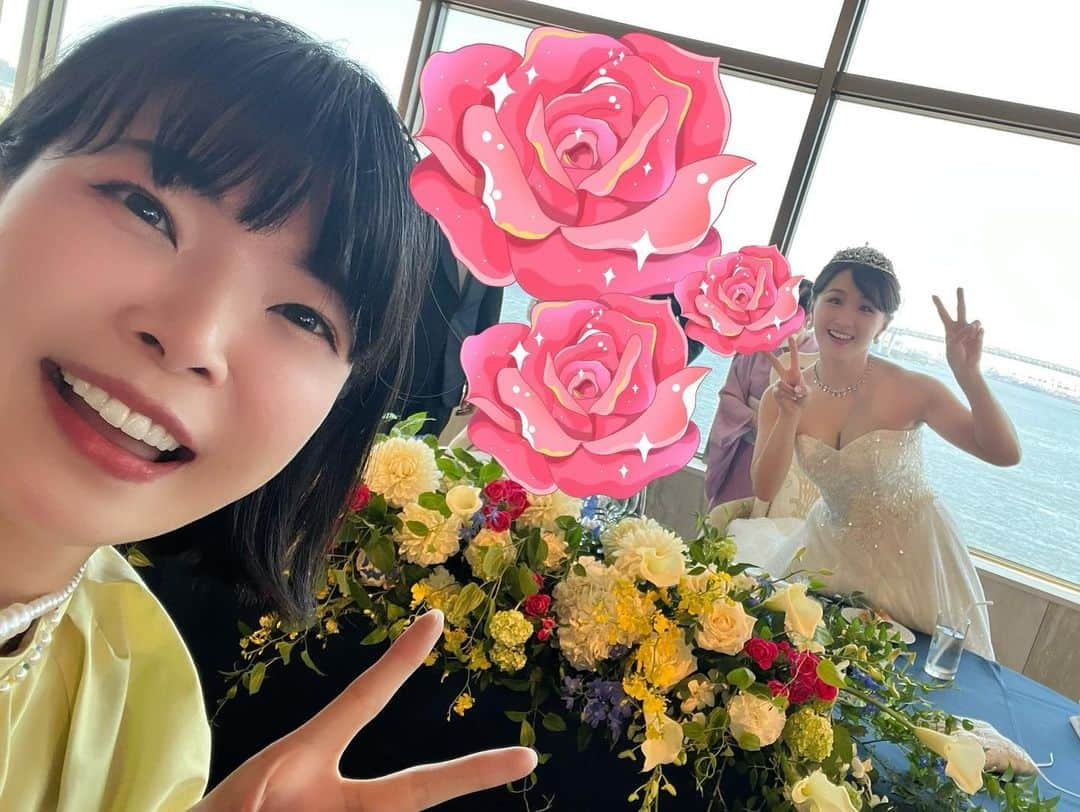 彩羽真矢さんのインスタグラム写真 - (彩羽真矢Instagram)「先日、大切な同期のちぃちゃん(花音舞)の結婚式へ🩷  ジューンブライド✨ 6月半ばだというのに…祝福の快晴で、それだけで泣けてくるくらい嬉しかったです🥺  ちぃには、個人的にとっても感謝してることがあって、今もふとした時にそれを思い出しては感謝しています💐  最高に可愛くてキラキラしていて、ちゃんとユーモアも忘れない花嫁姿が見られて幸せでした🩷  ちぃの幸せそうな姿 可愛い笑顔がいつまでも続きますように！！💐  みんなに会うと、あの時は同じ場所で同じ事をしていたのに、それぞれの人生をしっかり歩んでいて不思議な気持ち！  結婚式に呼んでもらえるのもあと何回かな…  「またゆっくり会おうね」  次会えるのはいつになるかな？  とてもありがたい 有り難い時間だなって込み上げた  みんなが元気で幸せに生きていけますように✨」6月21日 19時39分 - chami_444