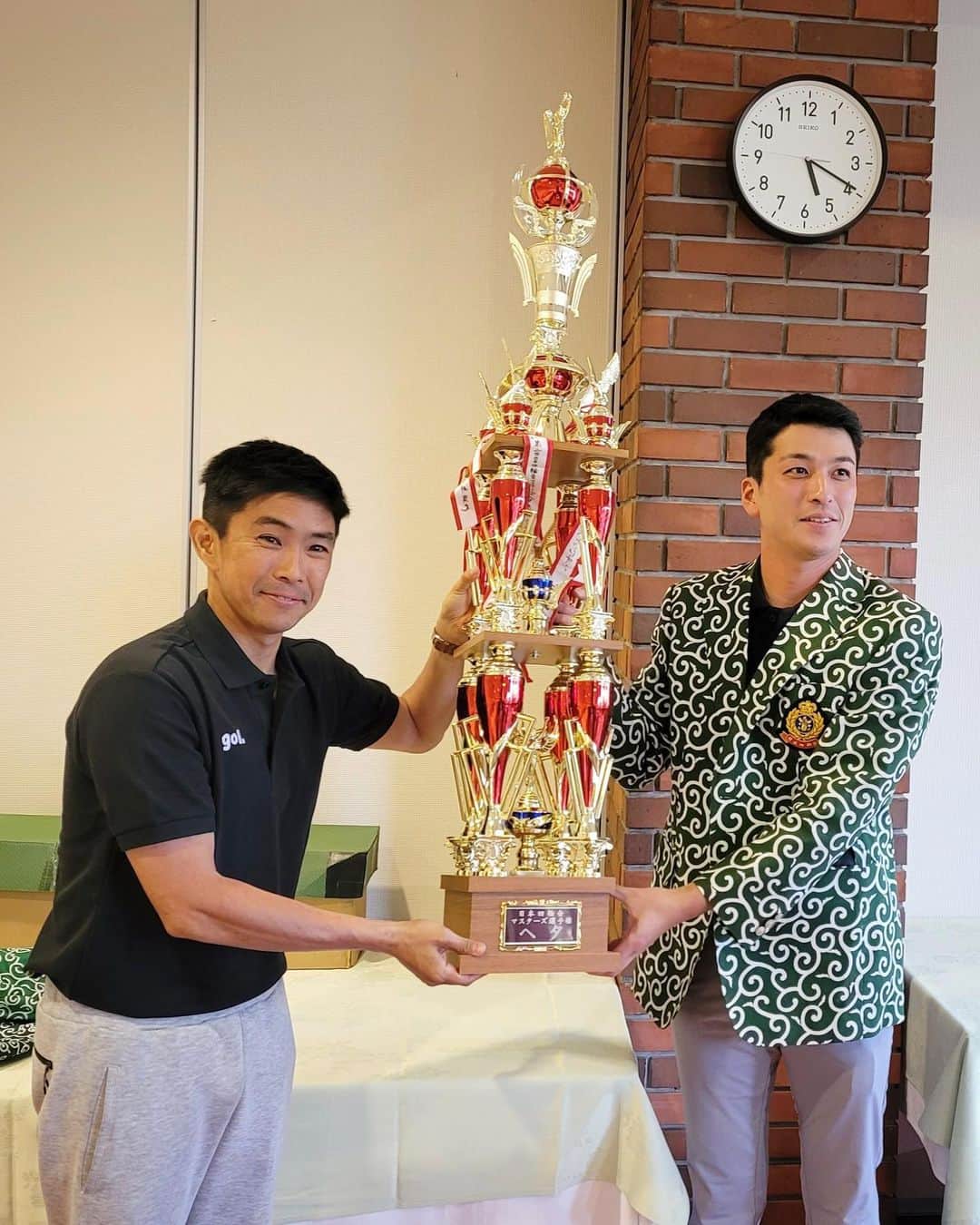 井口卓人さんのインスタグラム写真 - (井口卓人Instagram)「全日本四輪会。私が下手チャンピオンでしたが、本日返納させて頂きました。どデカいトロフィーと唐草模様のジャケットは蒲生ちゃんの元へ。」6月21日 19時44分 - takutoiguchi