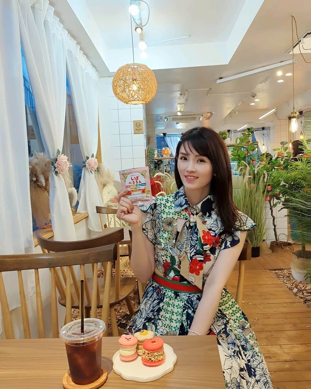 三宅裕子のインスタグラム：「すっかり暑くなってきた🌞  今日は夏至。  年々代謝が悪くなってきたなぁと感じる私。。 今年はしぼへるるんを飲んでる✨  30-40代になると1日平均40kcalも  基礎代謝がおちるらしい💦 ⁡ ⁡ １ヶ月で換算すると1200kcal… 年単位になると同じ食生活していても 体重増えるのに納得。。  しぼへるるんはエラグ酸配合⁡ ⁡(天然ポリフェノール)だから⁡ ⁡BMI値の改善や特にウエスト周りの脂肪、内臓脂肪減少が期待できるみたい❣️  1日2粒飲むだけだから⁡ ⁡取り入れやすくて⁡ ⁡いつも持ち歩いてる👌🏻´- ⁡ ⁡ 今夏続けてみるね♡  #しぼへるるん #エラグ酸 ⁡⁡ #ダイエット  #シェイプアップ⁡ #ボディメイク  #体質改善⁡ #アラフォー美容⁡ #アラサー美容 ⁡#すこやか笑顔 #PR」