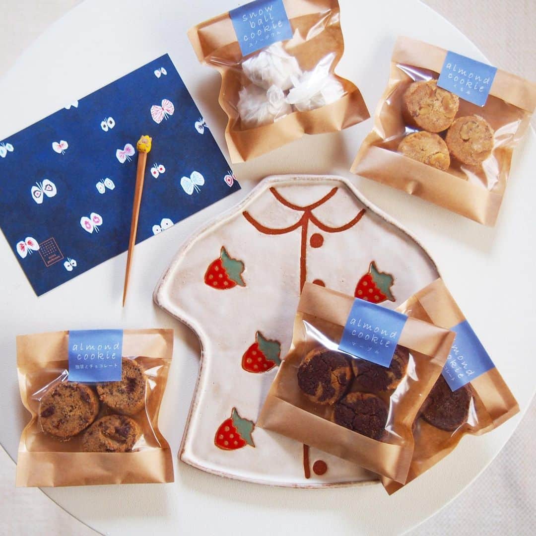 木村涼子さんのインスタグラム写真 - (木村涼子Instagram)「2023.6.21 個展でいただいたクッキーとそらまめ工房さん　@soramame999 の菓子切り♡ 美味しいクッキーはもちろんですが、 そらまめ工房さんの菓子切り嬉しすぎるー🙌🏻 可愛くて毎日眺めてます！ 心のこもったお手紙も🍀 本当にありがとうございました✨ #お皿　#プレート　#洋服のプレート　#いちご　#🍓　#そらまめ工房 #冬庫　#クッキー　#焼き菓子」6月21日 10時50分 - kimuryou