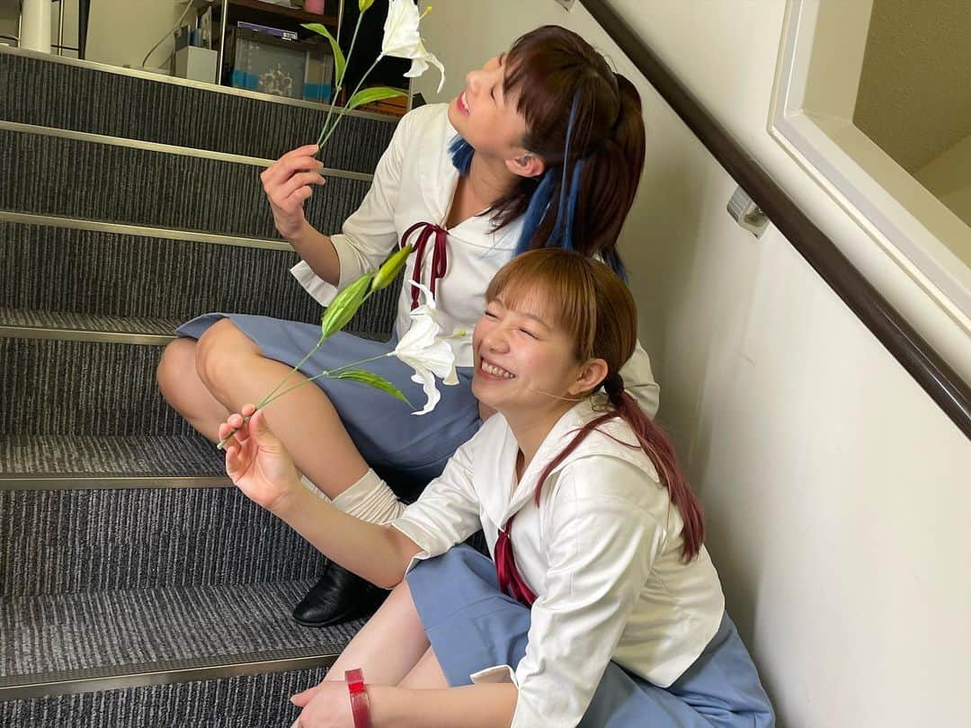 村田寛奈さんのインスタグラム写真 - (村田寛奈Instagram)「みんなとの集合写真たち  パイロットのみんな このメンバーでよかった たくさん相談乗ってもらったり たくさんふざけ合ったり 楽しかった、ありがとう！  哲司さんにあかねちゃんとTシャツ買ってもらったの図 ありがとうございました！  千秋楽終演後、下手袖にたまたま集まった皆さん  中学生たち！ だいすけさんいない...  この3ヶ月間本当にずーーーーっと一緒にいてくれたあかねちゃん サウナグルメお酒競馬美容筋トレなどなど同じ趣味がたっくさんあってなんでもっと早くに出会ってなかったんだろうと疑問になるくらいw楽しかった！ありがとうあかねちゃん🫶  #舞台#エヴァンゲリオンビヨンド」6月21日 10時44分 - hironamurata081229