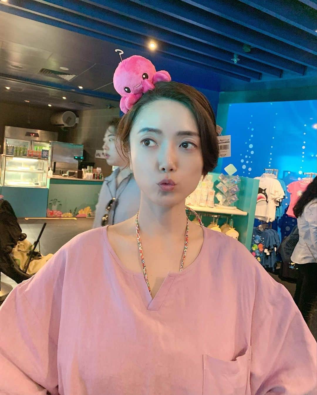 のインスタグラム：「タコちゃん🐙 #singaporeaquarium #singapore #水族館 🐠🐟💛このタコ最近よく見る。可愛い。地味にリバーシブル。シンガポールは英語も中国語も通じるからめっちゃ居心地良かった。また行きたい国Best3」
