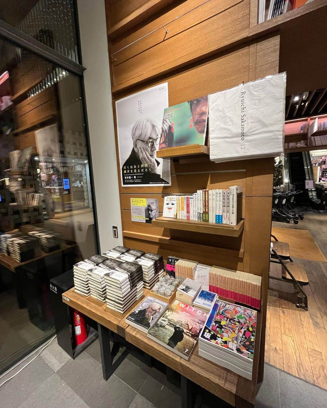 代官山 蔦屋書店　DAIKANYAMA T-SITEさんのインスタグラム写真 - (代官山 蔦屋書店　DAIKANYAMA T-SITEInstagram)「【フェア】 坂本 龍一  『ほくはあと何回、満月をみるだろう』 発売記念フェア 1号館1階　人文フロア  ━━━━━━━━━━━━━━━━━━━━━━━  命が尽きるその瞬間まで、新たな曲を作りたい。   世界的音楽家、最後の言葉。 自らに残された時間を悟り、教授は語り始めた。 創作や社会運動を支える哲学、国境を越えた多彩な活動、 坂本家の歴史と家族に対する想い、ガンと共に生きること、そして自分が去ったあとの世界について――。   幼少期から57歳までの人生を振り返った『音楽は自由にする』(2009 年) を継ぎ、 最晩年までの足跡を未来に遺す、 決定的自伝。  著者の最期の日々を綴った、盟友・鈴木正文による書き下ろし原稿を収録。  発売を記念して、本書に登場する書籍や、最後のアルバム『12』『怪物』のサントラ、『12』のオリジナルグッズを取り揃えてフェアを開催しております。」6月21日 10時47分 - daikanyama.tsutaya