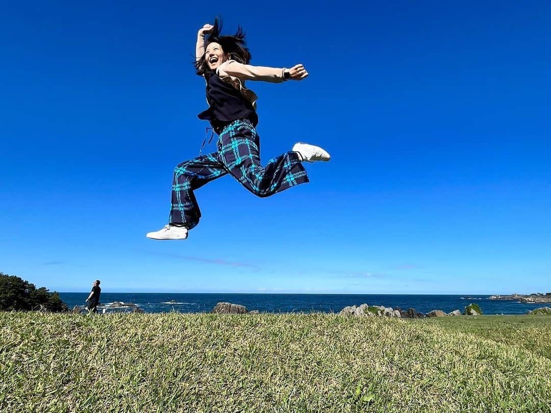 馬場典子さんのインスタグラム写真 - (馬場典子Instagram)「#種差海岸 の美しさに思わず マリオJUMP（笑） でも、ジャンプ力じゃなくて、撮影技法のお陰です。  #馬場典子 #ばばちゃんネル」6月21日 10時48分 - baba_channel