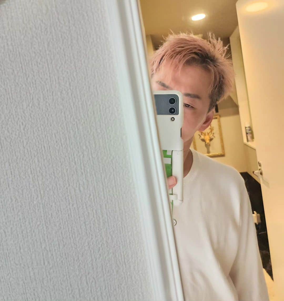 福川雅顕さんのインスタグラム写真 - (福川雅顕Instagram)「. 玄関のちっちゃい台を白くしてみました ついでに髪もプラチナホワイトにしようとしたけど ピンクが強すぎました . そんな日 .」6月21日 10時48分 - masaakifukugawa