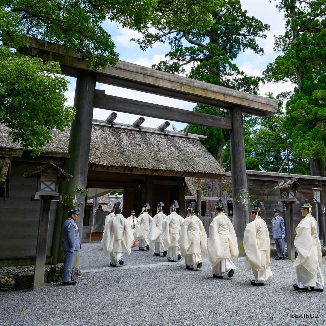 伊勢神宮のインスタグラム：「#伊勢神宮 #神宮 #神社 #心のふるさと #外宮 #豊受大神宮 #月次祭 #奉幣  #isejingu #jingu #soul_of_japan #japan #jinja #shinto #geku #toyouke_daijingu #tsukinami_sai」