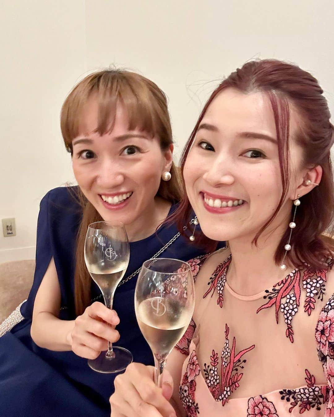 彩星りおんさんのインスタグラム写真 - (彩星りおんInstagram)「💍wedding🕊  幸せを沢山お裾分けしてもらいました💓 あぁ〜可愛かったな😌  この日の主役を始め、同期のみんなとは20年以上の濃い濃い〜〜お付き合い😁 良いところも悪いところもみーんな知ってるという安心感👍  宝塚を卒業してそれぞれの道で活躍しているみんなの話を聞くのも また楽しくて刺激的で良い時間😚  主役との写真はまた改めて載せられるかなぁ〜💓  本当におめでとうございます✨  #90期 #同期 #末永くお幸せに」6月21日 11時03分 - rion.ayahoshi