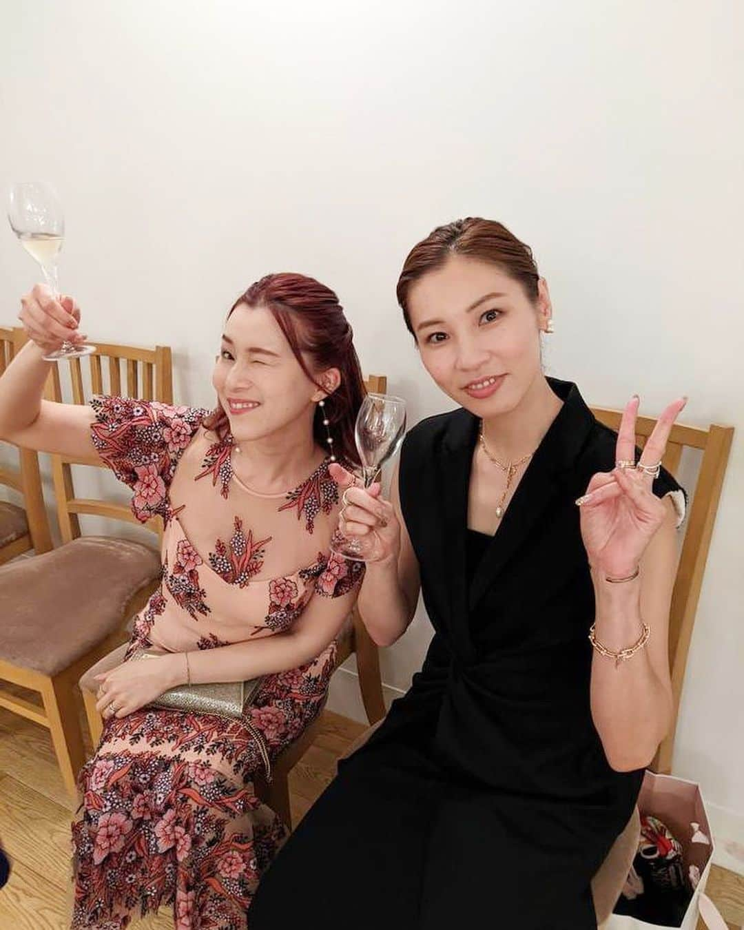 彩星りおんさんのインスタグラム写真 - (彩星りおんInstagram)「💍wedding🕊  幸せを沢山お裾分けしてもらいました💓 あぁ〜可愛かったな😌  この日の主役を始め、同期のみんなとは20年以上の濃い濃い〜〜お付き合い😁 良いところも悪いところもみーんな知ってるという安心感👍  宝塚を卒業してそれぞれの道で活躍しているみんなの話を聞くのも また楽しくて刺激的で良い時間😚  主役との写真はまた改めて載せられるかなぁ〜💓  本当におめでとうございます✨  #90期 #同期 #末永くお幸せに」6月21日 11時03分 - rion.ayahoshi