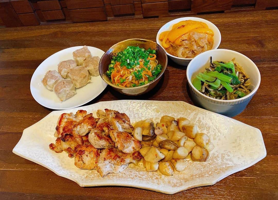 のインスタグラム：「🍚 鶏肉とエリンギのバジル焼き もやしと小松菜の塩昆布和え パプリカと玉ねぎの麺つゆ漬け 切り干し大根 崎陽軒のしゅうまい  🍱パプリカと玉ねぎの麺つゆ漬け🍱 パプリカと玉ねぎをフライパンで焼いて、麺つゆ・少しお酢・少しお水を混ぜたものに入れる。 タレがちょっと薄かったので、すりごまを入れてタレとのからみを良くしました🙋‍♀️  #献立」
