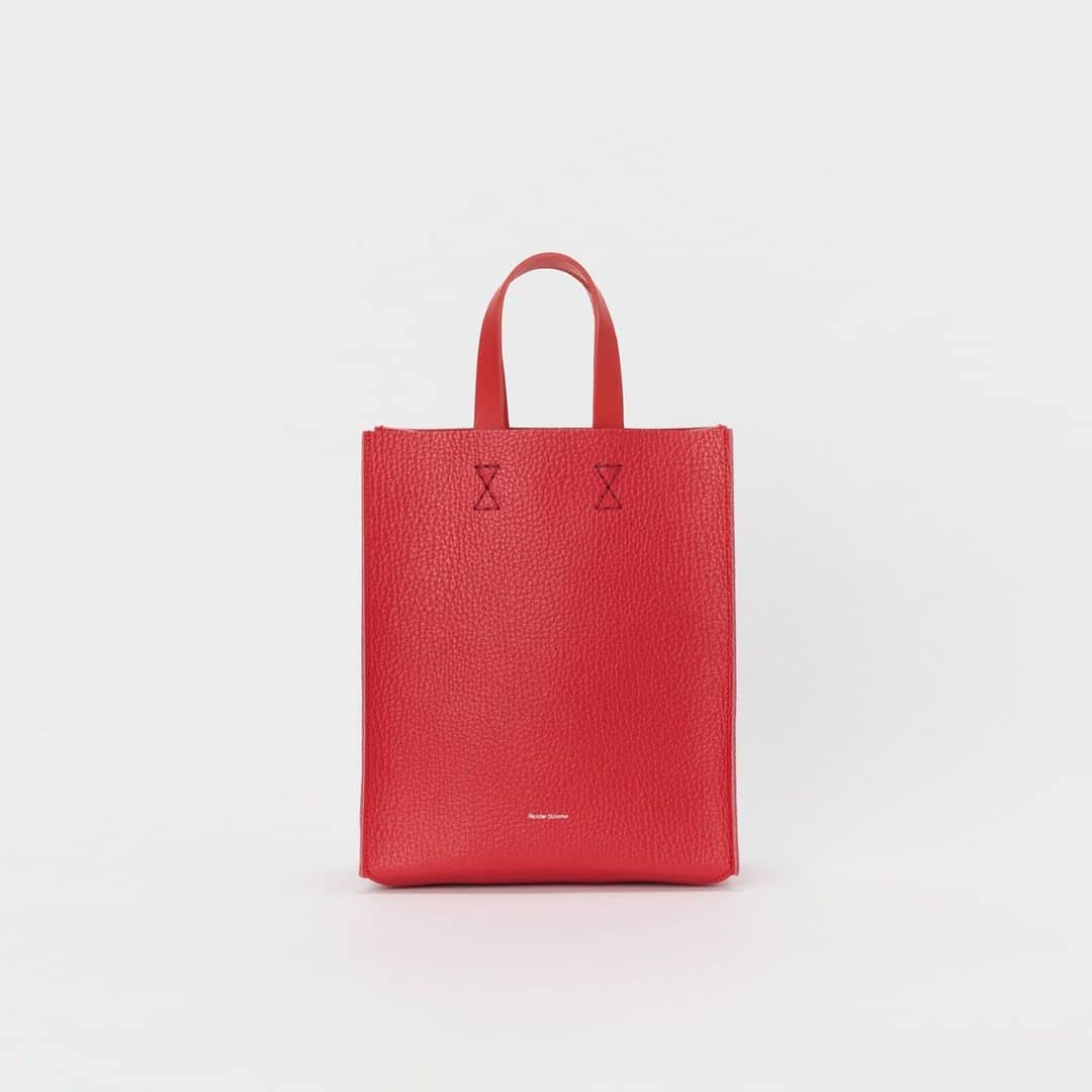 エンダースキーマのインスタグラム：「New collection, 2023sa(summer/autumn) will be at stores from the 24th of Jun. *flagship stores @sukima_shop and retailers in Japan *abroad late Jun  model: paper bag small/big color: black, dark brown, taupe, red, mocha  #henderscheme #2023sa」