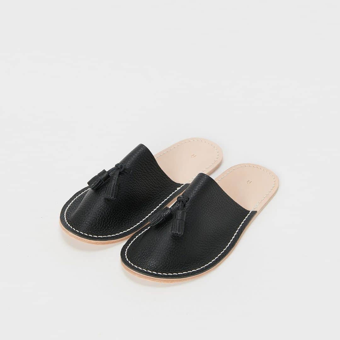 エンダースキーマのインスタグラム：「New collection, 2023sa(summer/autumn) will be at stores from the 24th of Jun. *flagship stores @sukima_shop and retailers in Japan *abroad late Jun  model: leather slipper color: black, dark brown, taupe, red, mocha  #henderscheme #2023sa」