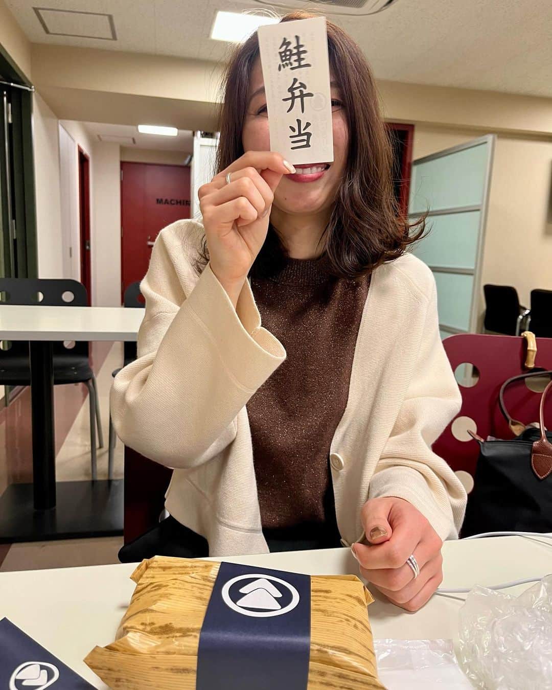のインスタグラム：「美味しいご飯 .  お仕事の後に、 みんなで頂くごはんは、 最高にうまい。  美味しいもののために、 頑張れる。  あ、そそ、 最近、気づいたら、 動画を撮られてるん  . #ナレーション  #スポーツキャスター #フリーアナウンサー #山田桃子」