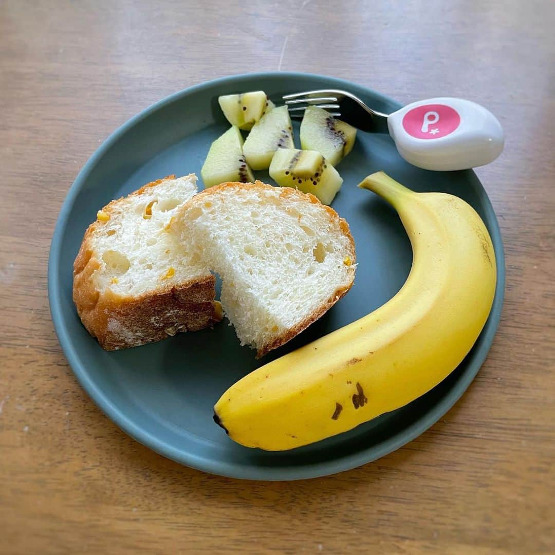 馬渕史香さんのインスタグラム写真 - (馬渕史香Instagram)「eeveveのシリコンプレートで息子の朝ごはん🍌 　 　 eeveveの食器の特徴は、縁の斜めのデザイン✨  手前を低い方にして置くことで、少し重みのあるバナナや大きさのあるパンは取りやすいし、奥側はフォークやスプーンを使うものを置けばこぼれにくくなる😳  ちょっとしたことなんやけど、おしゃれさと便利さを兼ね備えてくれてる👏 　 　 ----  ［eeveve（イービーブ）］はオランダ発のブランド🇳🇱  いよいよ6/27（火）に日本での販売がスタート！！  詳しくは @eevevejapanのアカウントをチェックしてみてね✅ 　 メール会員の登録で、10%offクーポンがもらえるよ🏷️ 　 　 #eeveve #イービーブ #イービーブのシリコーン食器 #シリコン食器 #ベビー食器 #子供用食器  #fmk_eeveve」6月21日 11時15分 - fumika0902