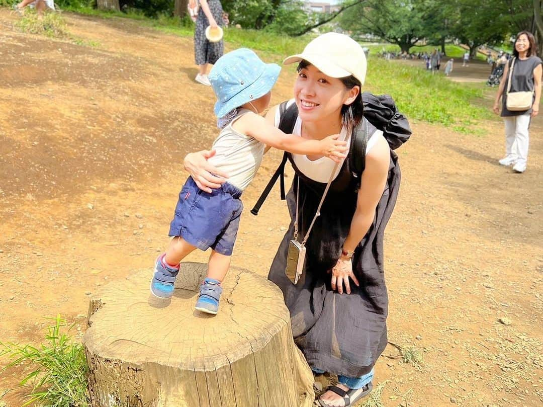 黛英里佳さんのインスタグラム写真 - (黛英里佳Instagram)「⁡ ⁡ 公園へ⛲️🧡 ⁡ ランチで食べたミートソースパスタで速攻汚れたし(エプロン持っていけばよかった😂)暑いしで息子はずっと肌着でした😂 ⁡ 着替えも持っていったけどどうせ汚れるしまぁいいかなって🫣 ⁡ え、うちだけ⁇(笑) ⁡ ⁡ 最近はだいぶ言葉も増えて、とにかく車が大好き！ ⁡ 朝起きれば窓辺に連れて行かれお隣の工事車両の鑑賞🚗 ⁡ お出かけすれば道ゆくトラックに目を輝かせ ⁡ お散歩にショベルカーを見に行き ⁡ かすかに聞こえる遠くの救急車のサイレンに反応し(何回ピーポーだよと言ってもパープーになる) ⁡ 1番の推しはごみ収集車(なんで？) ⁡ 最近覚えた「ばーしゅ！」(バス🚌)は一日50回は言ってます ⁡ 自分ちの車のチャイルドシートも嫌がらないで欲しい😂 ⁡ ⁡ ⁡ ⁡ #1歳6か月 #赤ちゃん #幼児 #公園 #お散歩 #車好き男子」6月21日 11時19分 - erikamayuzumi_official