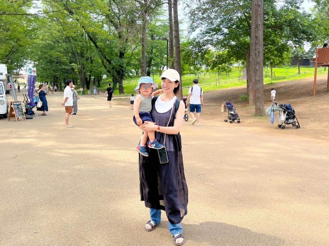 黛英里佳さんのインスタグラム写真 - (黛英里佳Instagram)「⁡ ⁡ 公園へ⛲️🧡 ⁡ ランチで食べたミートソースパスタで速攻汚れたし(エプロン持っていけばよかった😂)暑いしで息子はずっと肌着でした😂 ⁡ 着替えも持っていったけどどうせ汚れるしまぁいいかなって🫣 ⁡ え、うちだけ⁇(笑) ⁡ ⁡ 最近はだいぶ言葉も増えて、とにかく車が大好き！ ⁡ 朝起きれば窓辺に連れて行かれお隣の工事車両の鑑賞🚗 ⁡ お出かけすれば道ゆくトラックに目を輝かせ ⁡ お散歩にショベルカーを見に行き ⁡ かすかに聞こえる遠くの救急車のサイレンに反応し(何回ピーポーだよと言ってもパープーになる) ⁡ 1番の推しはごみ収集車(なんで？) ⁡ 最近覚えた「ばーしゅ！」(バス🚌)は一日50回は言ってます ⁡ 自分ちの車のチャイルドシートも嫌がらないで欲しい😂 ⁡ ⁡ ⁡ ⁡ #1歳6か月 #赤ちゃん #幼児 #公園 #お散歩 #車好き男子」6月21日 11時19分 - erikamayuzumi_official