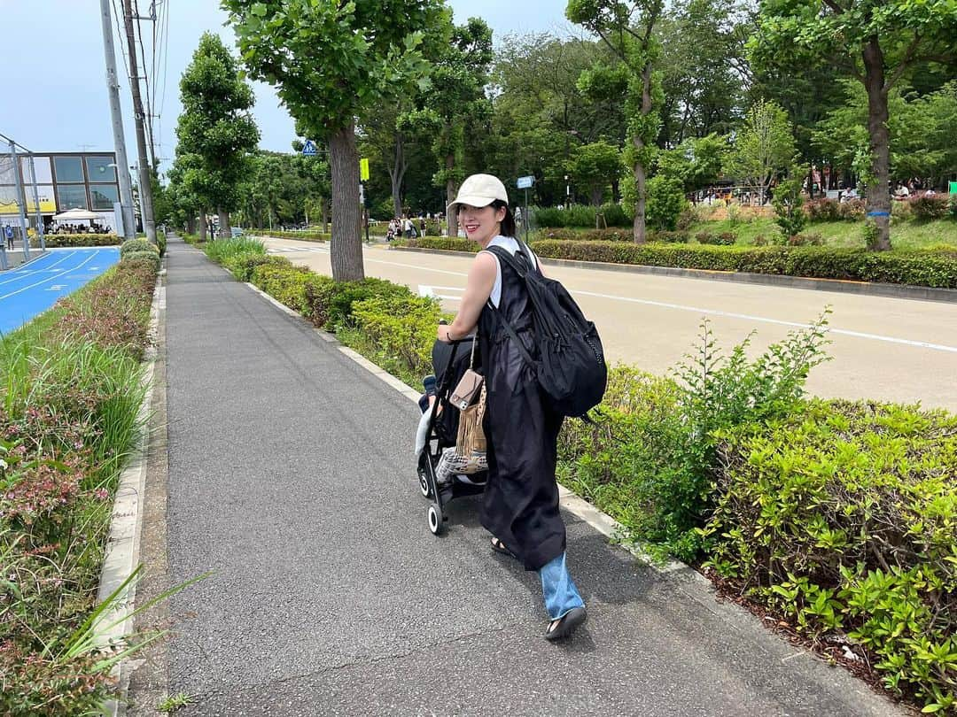 黛英里佳さんのインスタグラム写真 - (黛英里佳Instagram)「⁡ ⁡ 公園へ⛲️🧡 ⁡ ランチで食べたミートソースパスタで速攻汚れたし(エプロン持っていけばよかった😂)暑いしで息子はずっと肌着でした😂 ⁡ 着替えも持っていったけどどうせ汚れるしまぁいいかなって🫣 ⁡ え、うちだけ⁇(笑) ⁡ ⁡ 最近はだいぶ言葉も増えて、とにかく車が大好き！ ⁡ 朝起きれば窓辺に連れて行かれお隣の工事車両の鑑賞🚗 ⁡ お出かけすれば道ゆくトラックに目を輝かせ ⁡ お散歩にショベルカーを見に行き ⁡ かすかに聞こえる遠くの救急車のサイレンに反応し(何回ピーポーだよと言ってもパープーになる) ⁡ 1番の推しはごみ収集車(なんで？) ⁡ 最近覚えた「ばーしゅ！」(バス🚌)は一日50回は言ってます ⁡ 自分ちの車のチャイルドシートも嫌がらないで欲しい😂 ⁡ ⁡ ⁡ ⁡ #1歳6か月 #赤ちゃん #幼児 #公園 #お散歩 #車好き男子」6月21日 11時19分 - erikamayuzumi_official