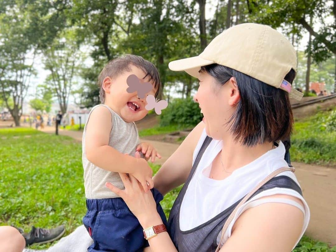 黛英里佳さんのインスタグラム写真 - (黛英里佳Instagram)「⁡ ⁡ 公園へ⛲️🧡 ⁡ ランチで食べたミートソースパスタで速攻汚れたし(エプロン持っていけばよかった😂)暑いしで息子はずっと肌着でした😂 ⁡ 着替えも持っていったけどどうせ汚れるしまぁいいかなって🫣 ⁡ え、うちだけ⁇(笑) ⁡ ⁡ 最近はだいぶ言葉も増えて、とにかく車が大好き！ ⁡ 朝起きれば窓辺に連れて行かれお隣の工事車両の鑑賞🚗 ⁡ お出かけすれば道ゆくトラックに目を輝かせ ⁡ お散歩にショベルカーを見に行き ⁡ かすかに聞こえる遠くの救急車のサイレンに反応し(何回ピーポーだよと言ってもパープーになる) ⁡ 1番の推しはごみ収集車(なんで？) ⁡ 最近覚えた「ばーしゅ！」(バス🚌)は一日50回は言ってます ⁡ 自分ちの車のチャイルドシートも嫌がらないで欲しい😂 ⁡ ⁡ ⁡ ⁡ #1歳6か月 #赤ちゃん #幼児 #公園 #お散歩 #車好き男子」6月21日 11時19分 - erikamayuzumi_official