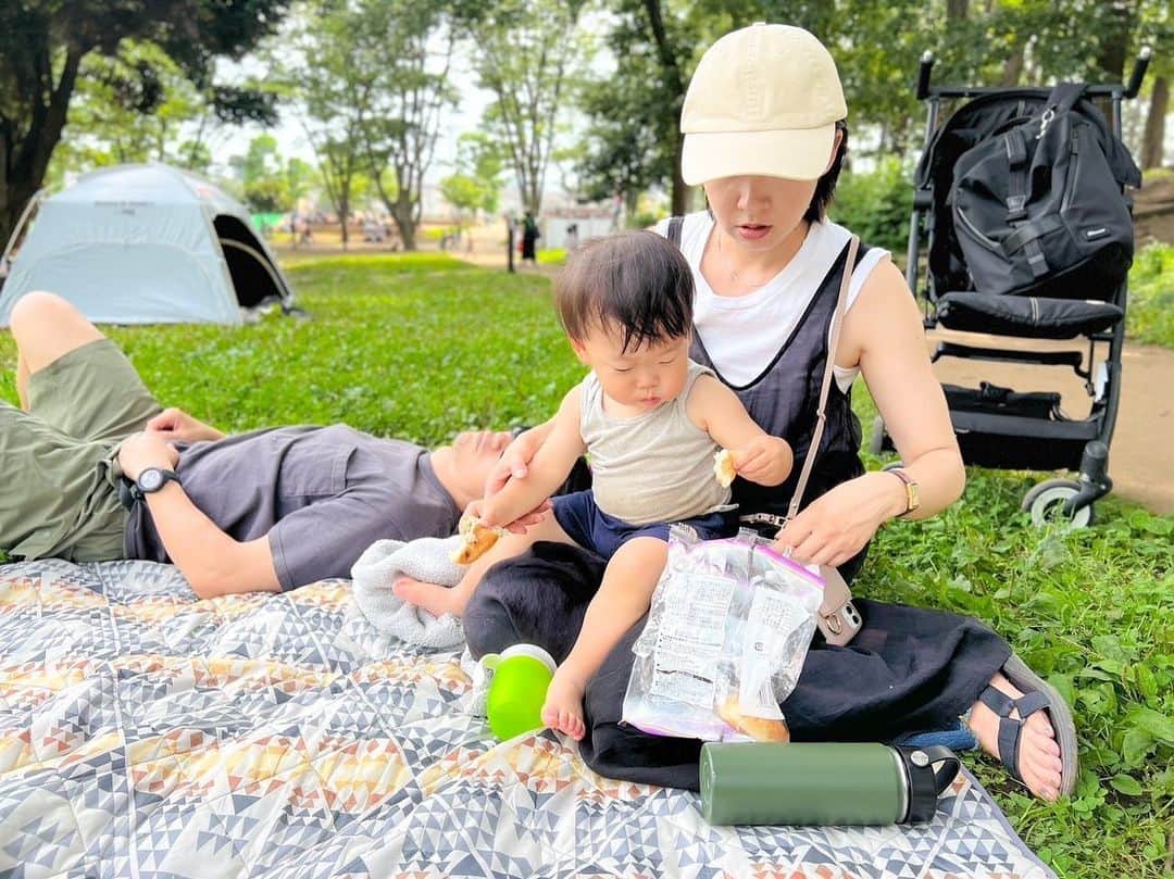 黛英里佳さんのインスタグラム写真 - (黛英里佳Instagram)「⁡ ⁡ 公園へ⛲️🧡 ⁡ ランチで食べたミートソースパスタで速攻汚れたし(エプロン持っていけばよかった😂)暑いしで息子はずっと肌着でした😂 ⁡ 着替えも持っていったけどどうせ汚れるしまぁいいかなって🫣 ⁡ え、うちだけ⁇(笑) ⁡ ⁡ 最近はだいぶ言葉も増えて、とにかく車が大好き！ ⁡ 朝起きれば窓辺に連れて行かれお隣の工事車両の鑑賞🚗 ⁡ お出かけすれば道ゆくトラックに目を輝かせ ⁡ お散歩にショベルカーを見に行き ⁡ かすかに聞こえる遠くの救急車のサイレンに反応し(何回ピーポーだよと言ってもパープーになる) ⁡ 1番の推しはごみ収集車(なんで？) ⁡ 最近覚えた「ばーしゅ！」(バス🚌)は一日50回は言ってます ⁡ 自分ちの車のチャイルドシートも嫌がらないで欲しい😂 ⁡ ⁡ ⁡ ⁡ #1歳6か月 #赤ちゃん #幼児 #公園 #お散歩 #車好き男子」6月21日 11時19分 - erikamayuzumi_official