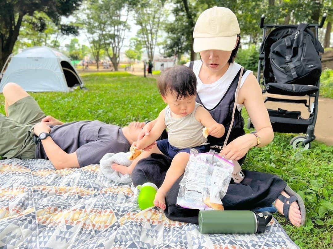 黛英里佳さんのインスタグラム写真 - (黛英里佳Instagram)「⁡ ⁡ 公園へ⛲️🧡 ⁡ ランチで食べたミートソースパスタで速攻汚れたし(エプロン持っていけばよかった😂)暑いしで息子はずっと肌着でした😂 ⁡ 着替えも持っていったけどどうせ汚れるしまぁいいかなって🫣 ⁡ え、うちだけ⁇(笑) ⁡ ⁡ 最近はだいぶ言葉も増えて、とにかく車が大好き！ ⁡ 朝起きれば窓辺に連れて行かれお隣の工事車両の鑑賞🚗 ⁡ お出かけすれば道ゆくトラックに目を輝かせ ⁡ お散歩にショベルカーを見に行き ⁡ かすかに聞こえる遠くの救急車のサイレンに反応し(何回ピーポーだよと言ってもパープーになる) ⁡ 1番の推しはごみ収集車(なんで？) ⁡ 最近覚えた「ばーしゅ！」(バス🚌)は一日50回は言ってます ⁡ 自分ちの車のチャイルドシートも嫌がらないで欲しい😂 ⁡ ⁡ ⁡ ⁡ #1歳6か月 #赤ちゃん #幼児 #公園 #お散歩 #車好き男子」6月21日 11時19分 - erikamayuzumi_official