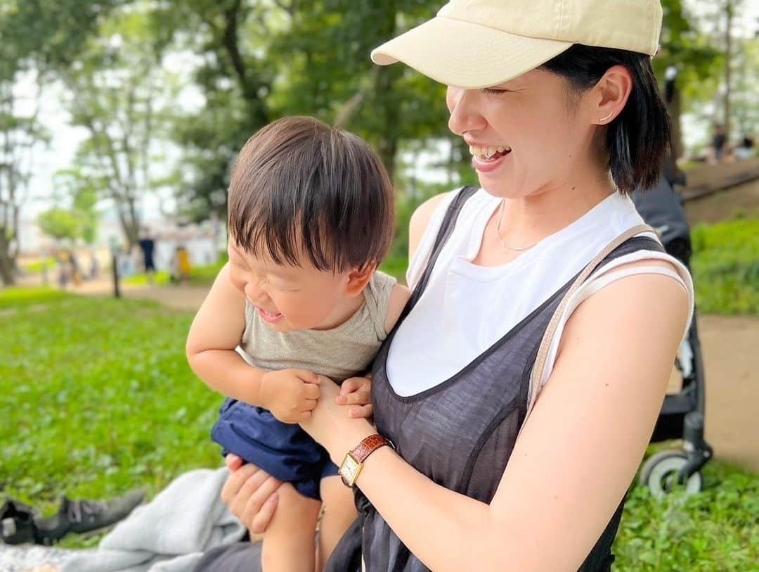 黛英里佳さんのインスタグラム写真 - (黛英里佳Instagram)「⁡ ⁡ 公園へ⛲️🧡 ⁡ ランチで食べたミートソースパスタで速攻汚れたし(エプロン持っていけばよかった😂)暑いしで息子はずっと肌着でした😂 ⁡ 着替えも持っていったけどどうせ汚れるしまぁいいかなって🫣 ⁡ え、うちだけ⁇(笑) ⁡ ⁡ 最近はだいぶ言葉も増えて、とにかく車が大好き！ ⁡ 朝起きれば窓辺に連れて行かれお隣の工事車両の鑑賞🚗 ⁡ お出かけすれば道ゆくトラックに目を輝かせ ⁡ お散歩にショベルカーを見に行き ⁡ かすかに聞こえる遠くの救急車のサイレンに反応し(何回ピーポーだよと言ってもパープーになる) ⁡ 1番の推しはごみ収集車(なんで？) ⁡ 最近覚えた「ばーしゅ！」(バス🚌)は一日50回は言ってます ⁡ 自分ちの車のチャイルドシートも嫌がらないで欲しい😂 ⁡ ⁡ ⁡ ⁡ #1歳6か月 #赤ちゃん #幼児 #公園 #お散歩 #車好き男子」6月21日 11時19分 - erikamayuzumi_official