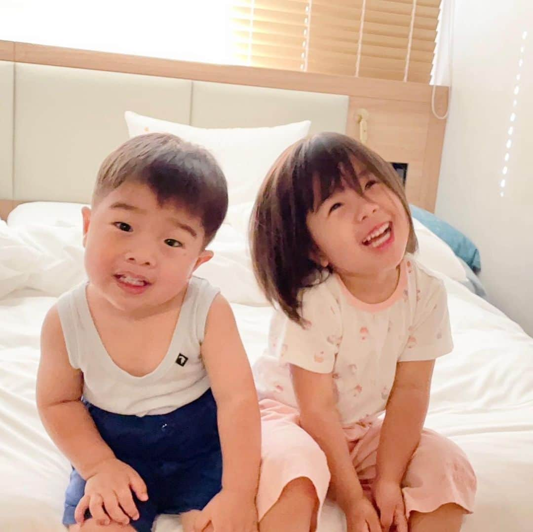 いわさきふきこ のインスタグラム：「なんだかんだ仲良しな姉弟👧👦  #令和元年生まれ #3歳8ヶ月 #令和3年生まれ #2歳1ヶ月 #1歳7ヶ月差 #姉弟」