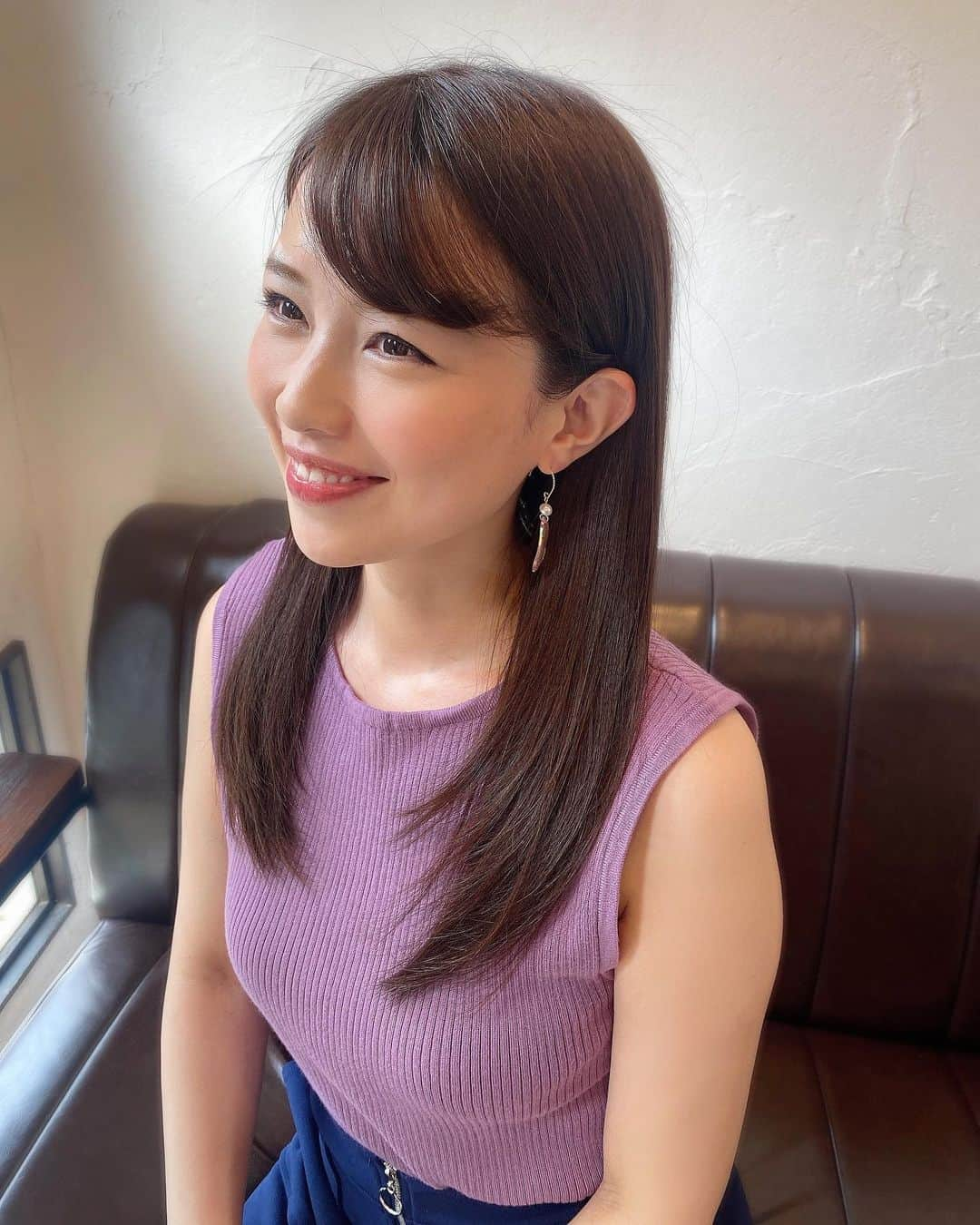 道岡桃子さんのインスタグラム写真 - (道岡桃子Instagram)「うるつや✨  トリートメント💇‍♀️  元々ケラチンで出来ている髪にケラチンを補充していくもので、かなりしっとり系の重厚感のあるトリートメント。  私の髪と相性良いみたいです✨  梅雨は広がりやすいから助かります。  またお願いしたいです💓  電話予約時に『インスタ特典』と伝えるとハリウッドトリートメント13500円→11000円税込（長さ料金込み）になるそうです♪ ☎︎050-5448-3034  #埼玉サロン #浦和ヘアサロン #トリートメントサロン #髪質改善トリートメント #髪質改善ヘアサロン #髪質改善サロン #美髪トリートメント #ヘアリゾートアジア PR asia_hollywoodtreatment #hair #hairstyle #hairstyles #urawa #longhair #long #japan #japanese #japanesegirl」6月21日 11時27分 - momoko_ana