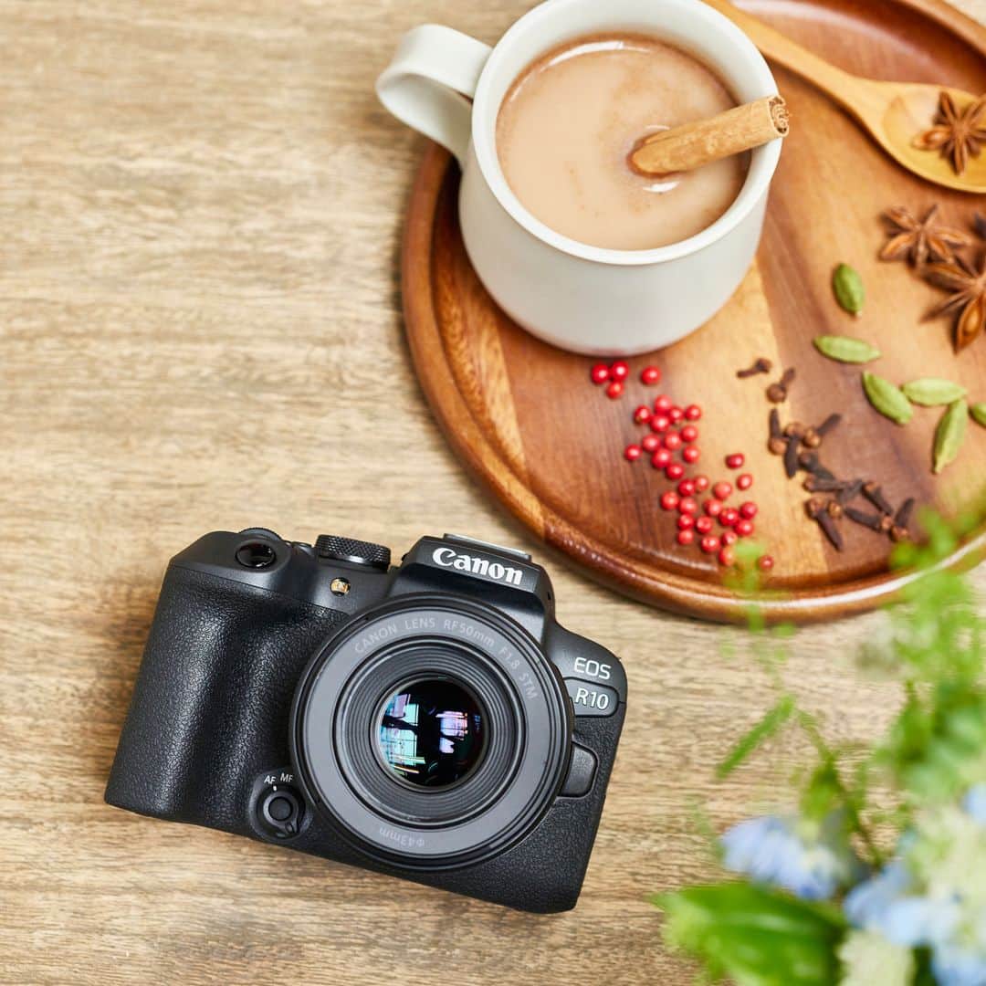 のインスタグラム：「写真も動画もより軽快に、十人十色の表現にフィットするミラーレスカメラ「EOS R10」。 . APS-CサイズのCMOSセンサーを搭載し、小型・軽量設計なので持ち運びも軽がる。メカシャッター時15コマ/秒の高速連写や、高精度なオートフォーカスで、人物だけでなく犬・猫・鳥などの動物や乗り物（モータースポーツ）も検出が可能。 かんたんに撮影できる機能も充実しているので、これからカメラを始める方にもおすすめです。 .⠀ 詳細はプロフィールURLからご覧ください。⠀ → @canon_eosm . #EOSR10 #R10 #LIFEwithCAMERA #LIFE_with_CAMERA #カメラのある生活 #Canon #キヤノン #EOS #powershot」