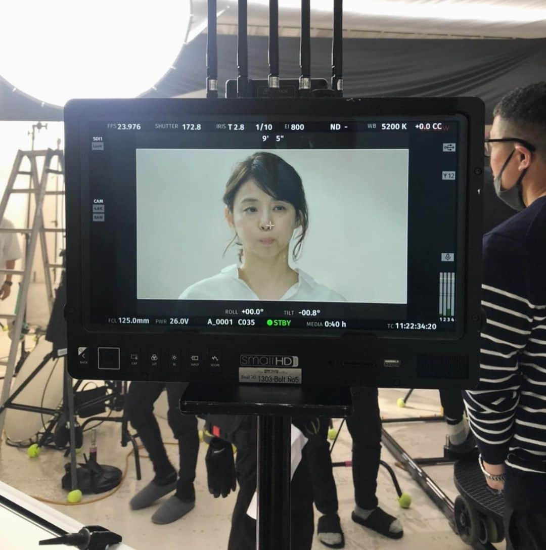 石田ゆり子さんのインスタグラム写真 - (石田ゆり子Instagram)「富士通ノクリアのCMの 撮影現場にて👏🏻👀  思春期の息子に対する 母の気持ちを シンプルに、あたたかく描いたこのCM。 母のエールはいつだって　 普遍的に、静かに、日常に流れてる。 私はいつも仕事で母という立場を演じていて、 実際に母である女性たちに感謝と敬意を送り続けております。あ、わたしも、一応動物たちの母でした…👀🐈🐕  写真は、スタイリストの岡部美穂さんと。こんなポーズでいいんじゃない？と話している模様。今回のスタイリングはシンプルで仕立ての良いシャツとパンツ、ローファー(見えないけど)。アクセサリーは、あえて無し👏🏻 私の仕事はたくさんのプロの皆さんに支えられています。 ちなみにメイクは @tamalin727 👏🏻通称タマティーノ😁 #富士通ノクリア」6月21日 11時32分 - yuriyuri1003