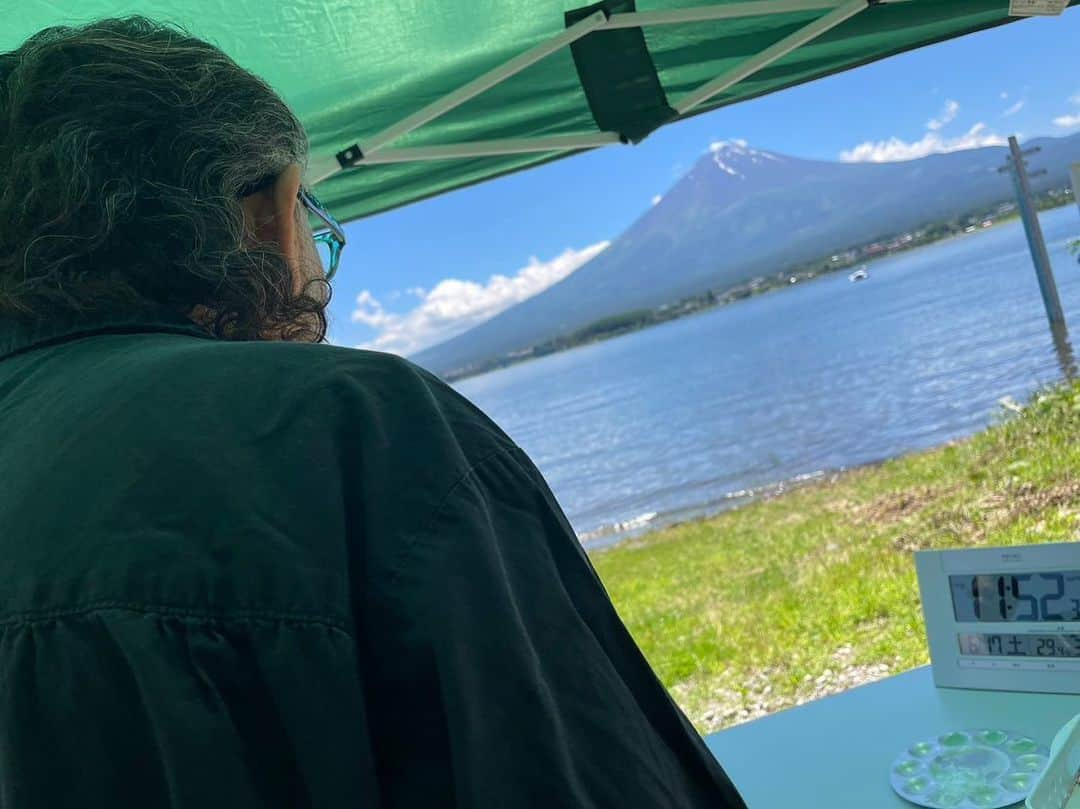 片岡鶴太郎さんのインスタグラム写真 - (片岡鶴太郎Instagram)「山梨富士山制作🗻 河口湖から臨む富士山を描きます😆 実に3年ぶり☝️ 五月晴れの素晴らしいお天気に恵まれ、正に制作日和☀️ 富士山から吹き下ろす風、河口湖の波音を感じながら心地の良い制作😌 捗ります〜✌️  #片岡鶴太郎#俳優#画家#ヨーギー#ヨガ#つるちゃん#オシャレ#古着#太田プロ#芸人#ぴよこちゃん#おでん芸#ものまね#ボクシング#ちょっちゅね#pm11時起き#制作#富士山#河口湖#波音」6月21日 11時42分 - tsurutaro_kataoka_official