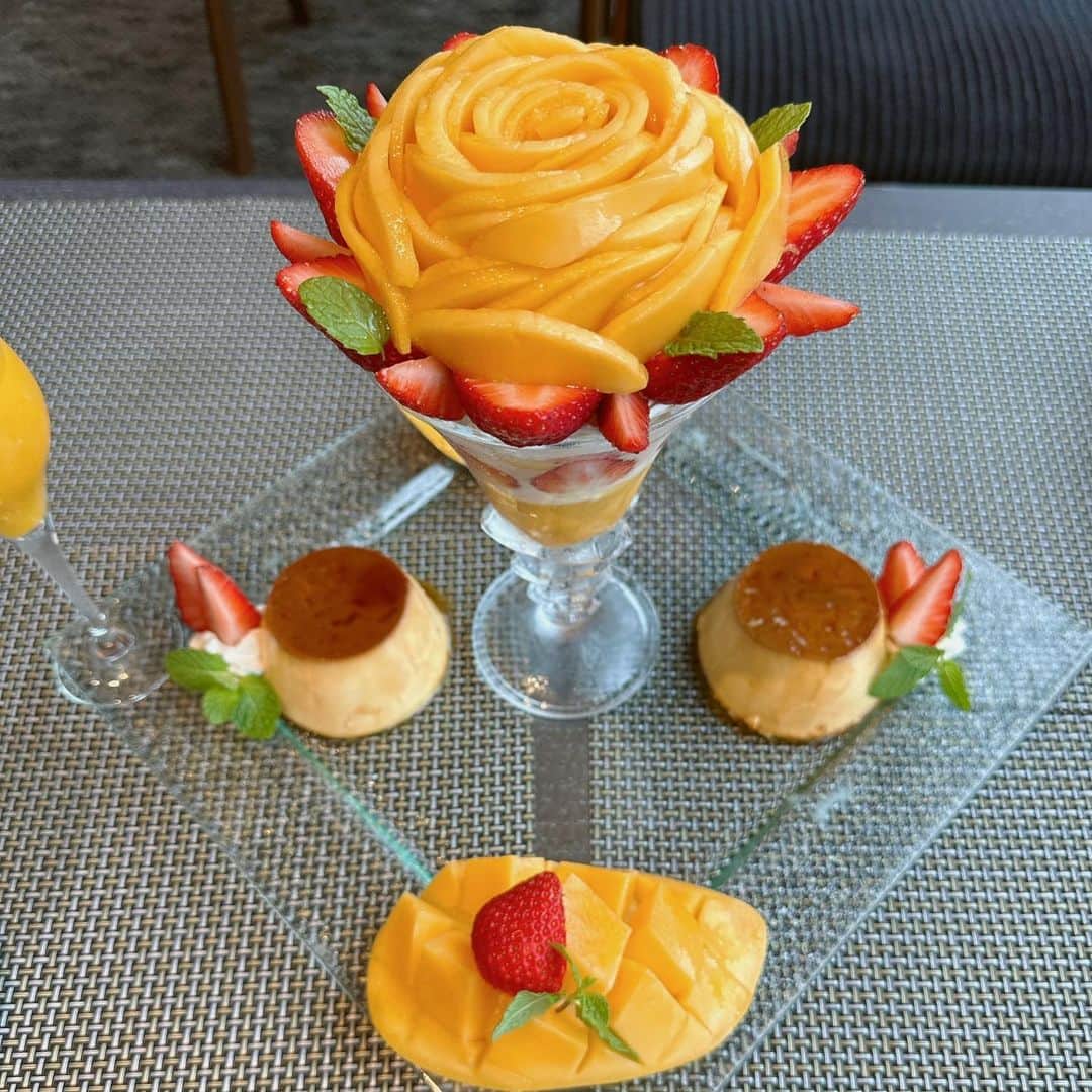 のインスタグラム：「恒例の女子会🥭 おしゃべりしながら 食べきれてしまう☺️✨ さあ、ウォーキングします  #女子会 #マンゴー #パフェ #おしゃべり」