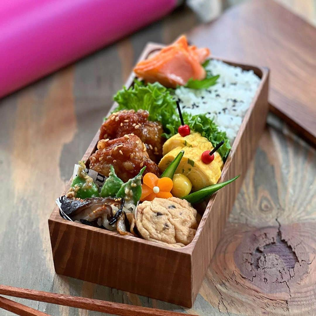 はらぺこのインスタグラム：「今日のお弁当😊  ♪チキン南蛮 ♪モロッコいんげんの胡麻味噌和え ♪ひじきと切り干し大根のたいたん ♪ひろうすのふくめ煮 ♪ねぎ入りたまご焼き ♪焼き鮭 ♪ごはん  今日は久々に娘サンのお弁当写真 が撮れた🤣 って言っても忙しいから さっさと早く食べれるように！が 注文なので毎回飾り気のないこんな感じです🤭 なのでピックだけは可愛いめね💕 お弁当箱も子ども達ウケするやつ！  5枚目は…🐾🐾 毛むくじゃらで暑いんやろな〜💦  #お弁当 #娘弁当 #お昼ごはん #おうちごはん #おうちごはんlover #フーディーテーブル #オベンタグラム#朝時間 #キナリノ #わっぱ弁当 #チーム早起き #日々の暮らし #丁寧な暮らし #常備菜 #野菜 #食育 #自分弁当 #家庭料理 #クロワッサンお弁当部 #社会人 #残り物弁当 #チキン南蛮 #焼き鮭 #和食  #お弁当が知ってる家族のおはなし  #西部ガス　#ハイドロフラスク #heyletsgo #てづくりごはん365 #わっぱ弁当 #トイプードル」