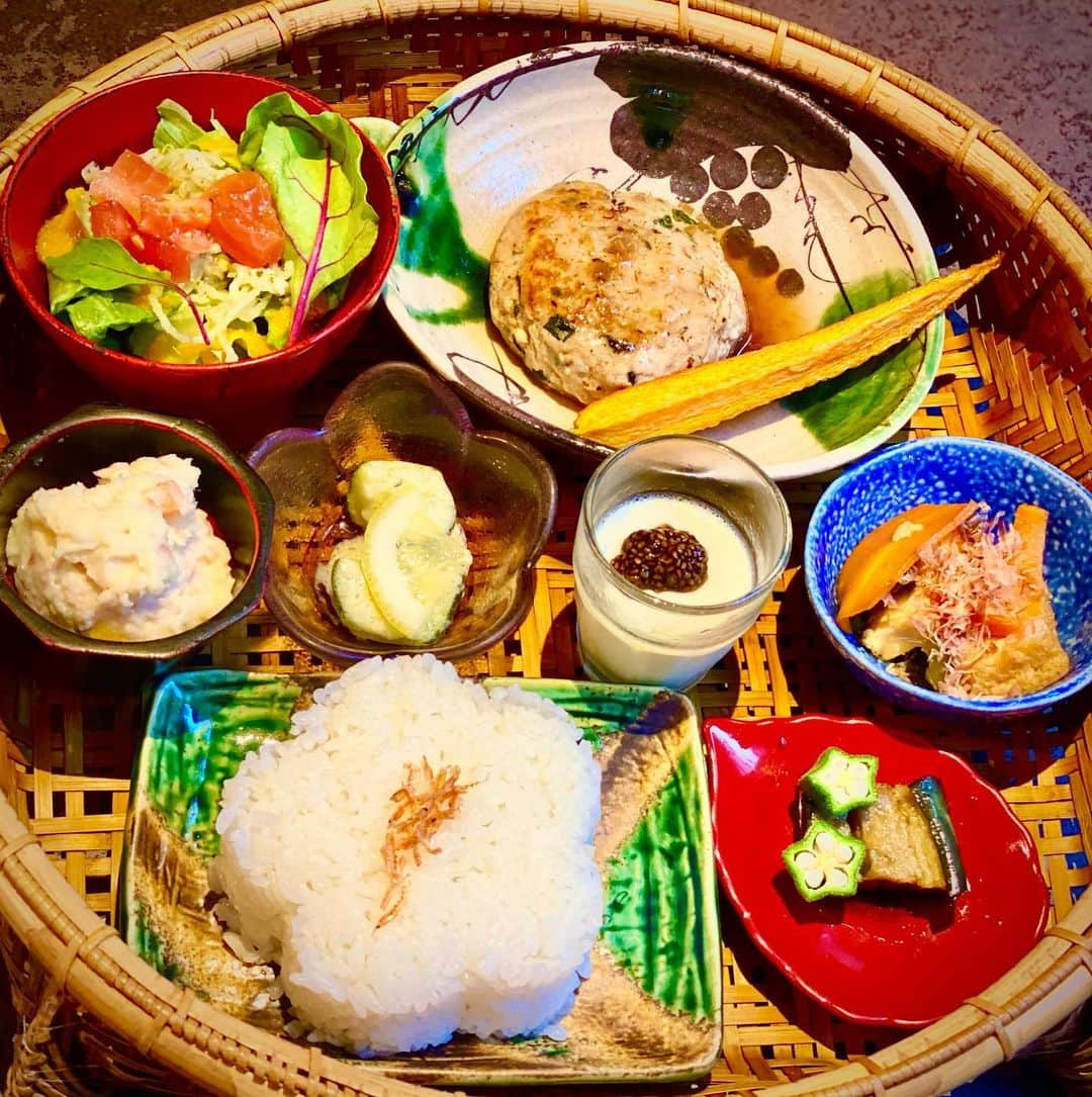 vegecafe＋αさんのインスタグラム写真 - (vegecafe＋αInstagram)「６月のかご御膳のメイン🌟  豆腐の和風ハンバーグ(鶏肉豚肉使用) 〜梅ソース もしくは、 国産鶏胸肉の唐揚げ 〜スイートチリマヨソース  の2種からお選びいただけます😆 どちらも、梅雨のジメジメ感を 吹き飛ばすパワーランチです💪  どちらか売り切れの場合は メインは、1種類のみになります。  かご御膳のご予約はしていただけますが、メインをお選びいただくのはご来店時とさせていただいております。 仕入れや、仕込みの都合上、かご御膳のメインは1種のみとなる場合もございます💦ご了承頂きますようよろしくお願い申し上げます🙇‍♀️  #vegecafe#vegecafe_plus_α #新大阪グルメ #新大阪ランチ #新大阪カフェ #西中島グルメ #西中島南方グルメ #西中島グルメ #西中島南方ランチ #西中島ランチ#西中島南方カフェ #大阪ランチ #大阪カフェ巡り #野菜たっぷり #野菜たっぷりランチ#ベジカフェプラスアルファ #ベジカフェプラスアルファー」6月21日 11時41分 - vegecafe_plus_a