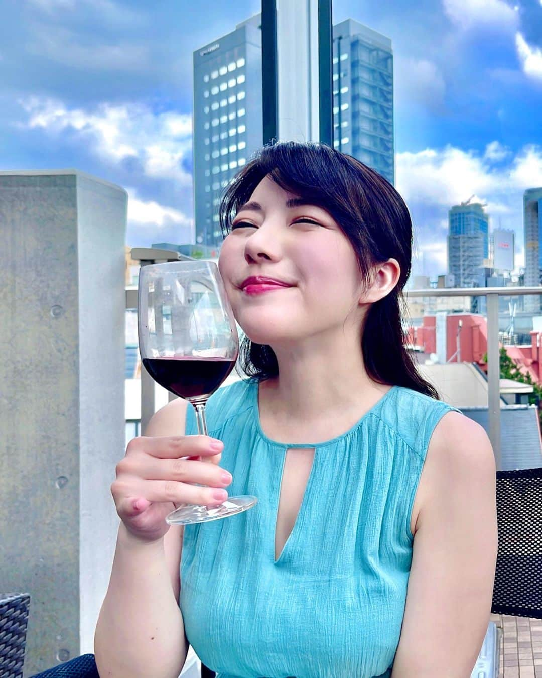 永岡怜子のインスタグラム：「久々の昼呑み🍷  バーベキューのプロによる出張フルコースで 非常に贅沢な時間を過ごす事ができました🥩  35歳になってもまだまだ新しい世界がたくさん。 お誘いいただき色々な経験をさせていただいて お友達には本当に感謝するばかりです。 そして私もフッ軽でよかった。。。笑  .  最近はお酒を控えめにしていたので 肝臓がリフレッシュしたのか お酒を浴びるほど呑んでも二日酔いは全くなし。 良い変化です✨  鍼をがんばるぞ、となってから 今の段階での目標と優先順位を明確に設定したので いたづらに呑みすぎるような事もなくなりました。  この調子で維持するところは維持しつつ 抜くところは抜きつつも じゃんじゃんバリバリ成長していきたいです✨  ちなみに今月の目標は 「パチンコに行ってみる」です。 鍼との関係性、なし…！！笑  .  #酒乱のグルメ #たのしい隠居生活 #永岡怜子 #私がインスタグラマーになれない理由  #飲酒タグラム #酒スタグラム #飲みスタグラム #昼呑み #bbq #bbq610 #屋上bbq」