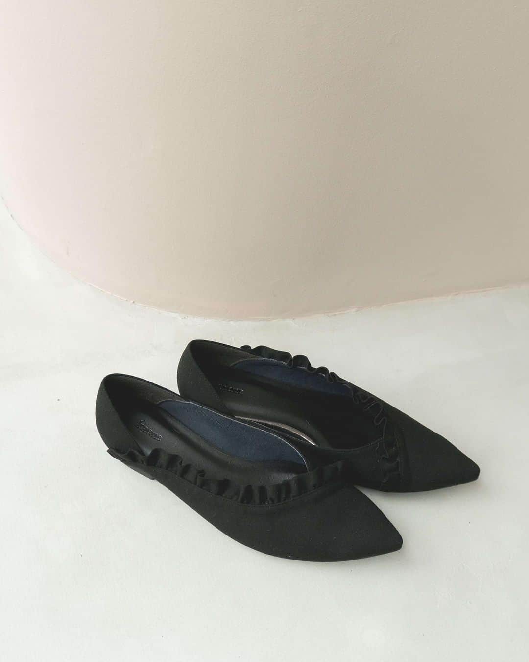 kaene －カエン－さんのインスタグラム写真 - (kaene －カエン－Instagram)「- new -  Asymmetrical ruffle flat shoes / No.050016 color : black ※black formal対応 size : 35 / 36 / 37 / 38 / 39  片側にフリルデザインを施したフラットパンプス。 こちらはFBK（礼服）にも対応可能なシューズになります。  アシンメトリーデザインやフリルがポイントとなり、履き回しも抜群。  普段使いやドレス～礼服まで対応可能な万能シューズです。  #kaene #dressshoes  #ドレスコーディネート  #ブラックフォーマル  #礼服」6月21日 12時00分 - kaene_official