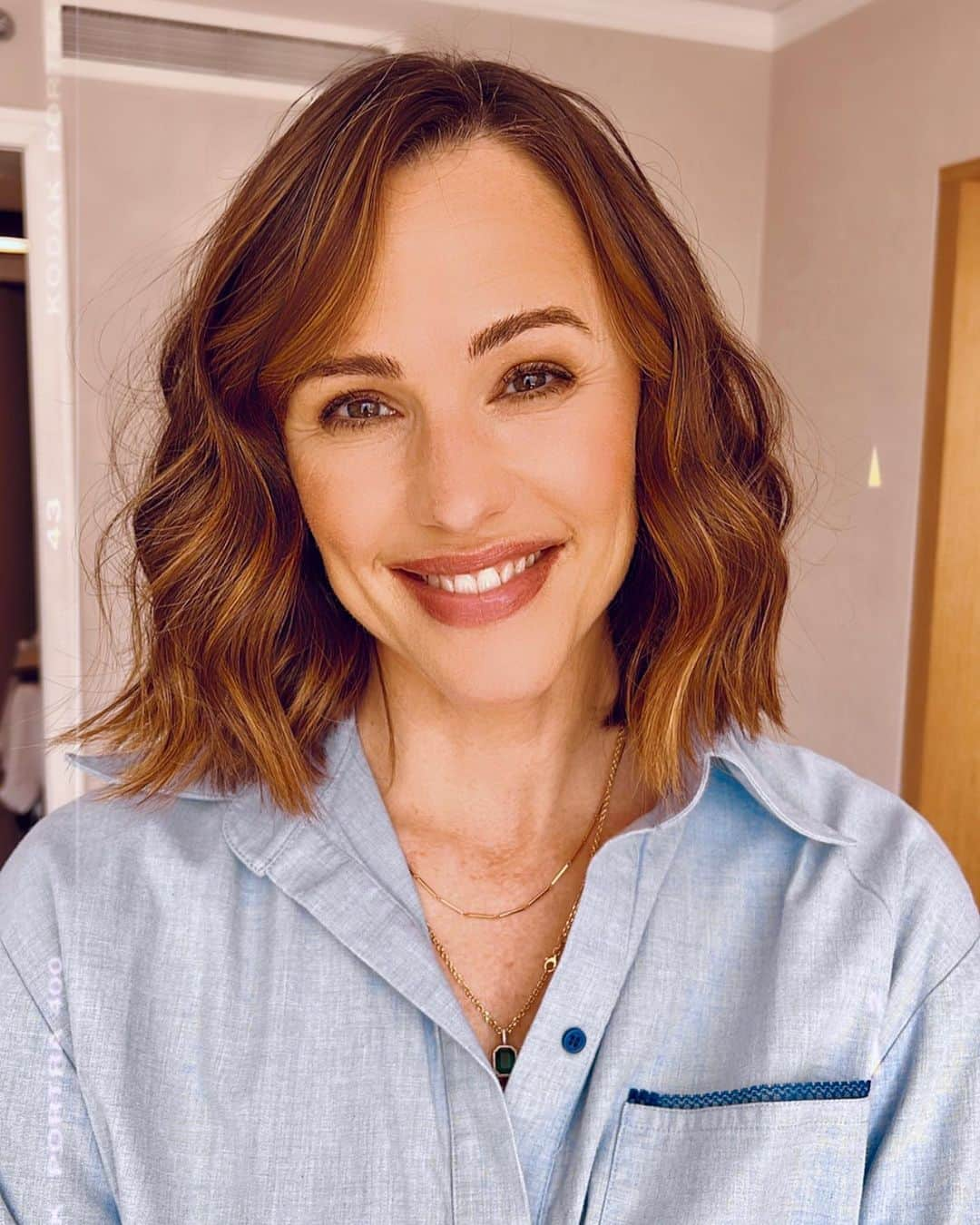 オードリナ・パトリッジのインスタグラム：「Styled the stunning @jennifer.garner tonight w/ @thebeachwaver + beautiful makeup by @missmaggiepops ✨ To get this gorgeous wave, I used the #beachwaver B1 + team texture for volume and a textured finish! #igotbeachwaved #jennifergarner」