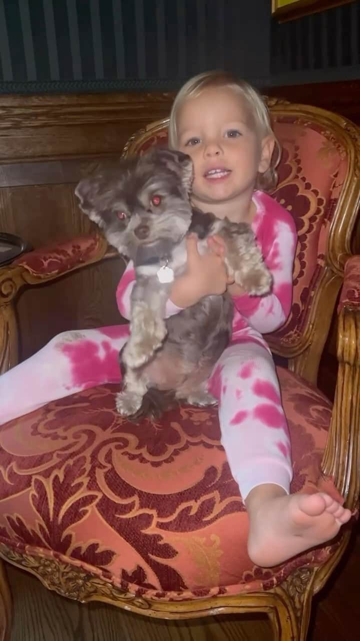 カロリナ・クルコヴァのインスタグラム：「Do we need to get a dog for LunaGrace ?😄Which breeds do you recommend for kids? #puppylove」