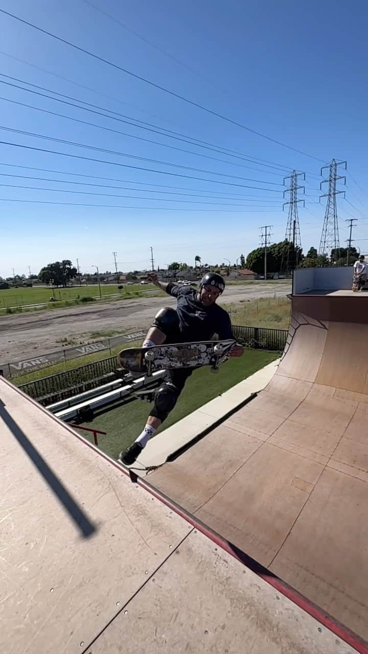 笹岡建介のインスタグラム：「New trick🔥🔥 fun session👍🏻👍🏻 @omarhassan  thank you😊  @dcshoes_japan @dorcus_tbs  @stance_japan @skullcandyjapan @independenttrucks @187killerpads @triple8nyc @hi_5.skatepark  #dcshoesjapan #dcshoes #skullcandyjapan #bells #independenttrucks #triforce_k #hi_5 #dorcus_tbs #6556skateboarding #showgekiskateboards #fivecrossskatepark#13mind#make___#skate#skateboard #instagood #instagram #instalike #beach #huntington #la #fun #thankyou」