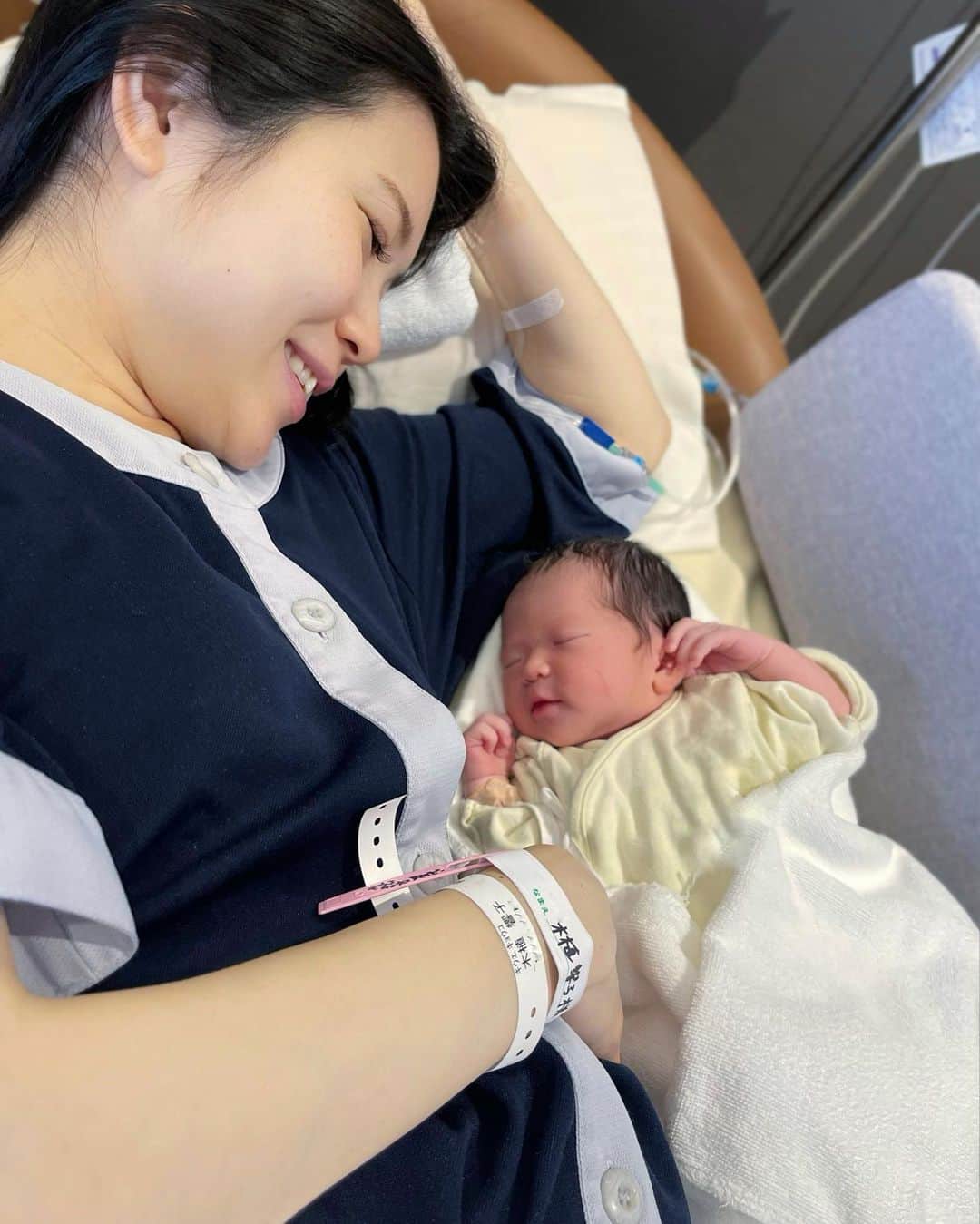 田中響子さんのインスタグラム写真 - (田中響子Instagram)「第二子となる女の子を出産いたしました🕊️ 母子ともに健康で、すでに退院し 家族4人での生活がスタートしています。  今回も自然分娩だったのですが、 病院に着いて1時間で産まれてきてくれて 本当に安産で感謝しています。  お産中は冷静でいられたけど 産声を聞いて、娘のお顔を見た瞬間 涙が込み上げてきてポロポロ…🥲  夫の立ち会いは希望せずに 産まれたら会いに来て欲しいと お願いしていたので、すぐかけつけてくれました。 前回は退院まで会えなかったので 産まれたての我が子に会えて嬉しそうでした👶🏻  私の入院中、お仕事に慣れない家事と 育児を頑張ってくれた夫と 保育園を頑張ってくれた息子、 お手伝いしてくれたお義母さん実母にも感謝。  貴重な新生児期の時間を大切にしながら 2人育児楽しみたいと思います👶🏻🧒🏻」6月21日 12時08分 - coco.golf