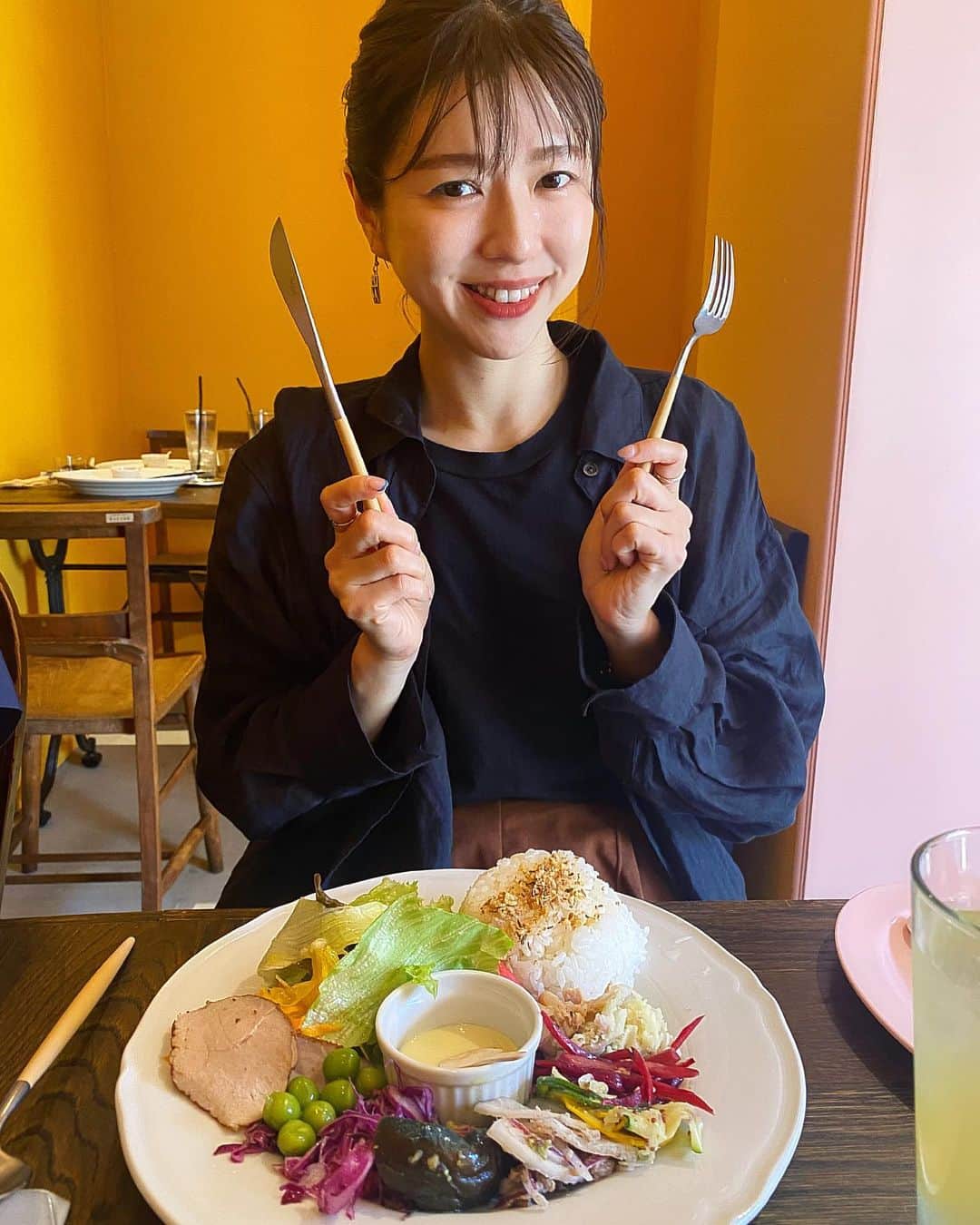 のインスタグラム：「.  @yuri_no_mori  lunch🥗  お野菜たっぷりでめちゃ好きな感じ。  パンとライス選べるから本当はパンにしたかったけど、朝パン食べたからお米食べなきゃという謎のルールでお米にした。  でも絶対パンが合うわ←  ドリンクとデザート付きにして、 デザートはあんバタースコーン🥹♡  アイス挟んでくれるクッキーサンドも選べたよ〜  どっちも欲しかった🥺」