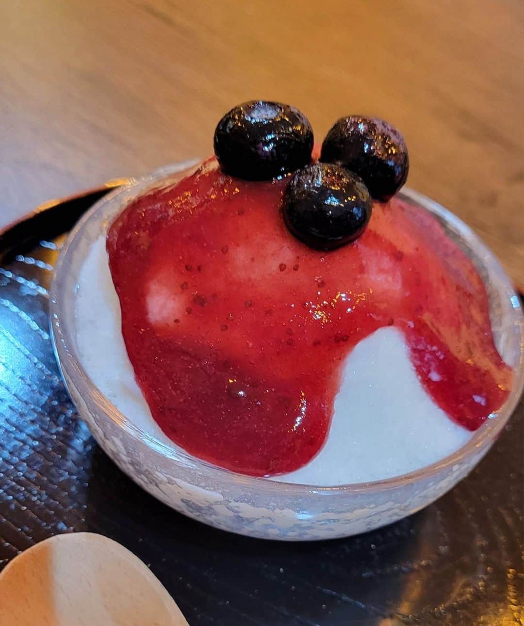 小野友葵子さんのインスタグラム写真 - (小野友葵子Instagram)「【浅草なごむカフェさん】  お世話になっている、 浅草のなごむカフェさんへ。☕  この日のおすすめランチの『豚ロースのトマト味噌ソースプレート』。  デザートは、特製のミルク練乳氷を使った新食感のふわふわかき氷。🍧  氷自体に練乳の味がするので、とっても甘くて美味しい。  氷もふわふわ～～！！ 美味しすぎる！！！！🥰  ......ということで、おかわり。😁（笑）  1つ目は『あじさい』 2つ目は『いちごみるく』  毎日食べたいかき氷でした。🍧  こちらのオーナーの横島さやかさんと。✨  こちらのカフェにはレンタルスペースもあり、いつもお世話になっています。🎶 https://www.ennago.com/  ｡.｡:+* ﾟ ゜ﾟ *+:｡.｡:+* ﾟ ゜ﾟ *+:｡.｡ 🎵2023/6/25（日）13:00 浅草橋たいこ茶屋 https://ameblo.jp/onoyukiko/entry-12805636622.html  📻2023/7/1（土） 動画配信型ラジオレギュラー冠番組 『小野友葵子のBella Serata‼』 第1、第3土曜日 21：00～21：50生放送中 https://ameblo.jp/onoyukiko/entry-12808280213.html  🎵2023/7/2（日）14：30 ムラマツリサイタルホール新大阪（大阪公演） 🎵2023/7/16（日）13：00 ザ・ルーテル・ホール（札幌公演） 🎵2023/8/6（日）14：00 レソラホール（福岡公演） 🎵2023/9/2（土）13：30 すみだトリフォニー小ホール（東京公演） https://ameblo.jp/onoyukiko/entry-12798896137.html  🎵2023/7/12（水）15:00 酵素クレープ専門店クレープアリサ東京 https://ameblo.jp/onoyukiko/entry-12808002571.html  💿小野友葵子コラボ参加CD発売中！ https://ameblo.jp/onoyukiko/entry-12800332342.html  🎼小野友葵子プロデュース若手オペラ歌手グループ『I  BOCCIOLI』メンバー募集中！ https://ameblo.jp/onoyukiko/entry-12800609513.html ｡.｡:+* ﾟ ゜ﾟ *+:｡.｡:+* ﾟ ゜ﾟ *+:｡.｡ 🌹HP https://www.onoyukiko.com/ 🌹ブログ http://ameblo.jp/onoyukiko 🌹Instagram（yukikoonosoprano） https://www.instagram.com/yukikoonosoprano/ 🌹Twitter https://twitter.com/yukiko_ono 🌹YouTube（YukikoOno小野友葵子） https://www.youtube.com/user/VitaRoseaYukikoOno 🌹小野友葵子のコンサートってどんな感じ？ https://youtu.be/bWges5LlLnw ｡.｡:+* ﾟ ゜ﾟ *+:｡.｡:+* ﾟ ゜ﾟ *+:｡.｡  #浅草 #浅草のカフェ #浅草なごむカフェ #なごむカフェ #豚ロースのトマト味噌ソース #かき氷 #練乳氷 #横島さやか #レンタルスペース #毎日食べたいかき氷 #ソプラノ歌手 #オペラ歌手 #オペラ #錦戸部屋女将 #バラ好き #パンダ好き #ミラノ #イタリア #ラジオパーソナリティー #プロデューサー #若手アーティスト支援 #デビュー15周年」6月21日 12時04分 - yukikoonosoprano