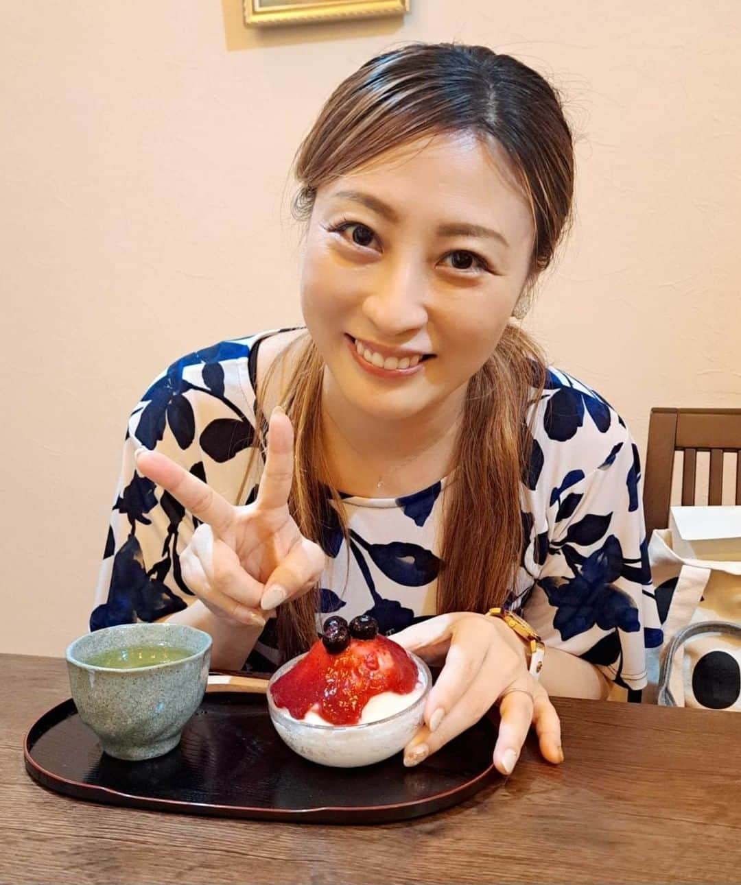 小野友葵子さんのインスタグラム写真 - (小野友葵子Instagram)「【浅草なごむカフェさん】  お世話になっている、 浅草のなごむカフェさんへ。☕  この日のおすすめランチの『豚ロースのトマト味噌ソースプレート』。  デザートは、特製のミルク練乳氷を使った新食感のふわふわかき氷。🍧  氷自体に練乳の味がするので、とっても甘くて美味しい。  氷もふわふわ～～！！ 美味しすぎる！！！！🥰  ......ということで、おかわり。😁（笑）  1つ目は『あじさい』 2つ目は『いちごみるく』  毎日食べたいかき氷でした。🍧  こちらのオーナーの横島さやかさんと。✨  こちらのカフェにはレンタルスペースもあり、いつもお世話になっています。🎶 https://www.ennago.com/  ｡.｡:+* ﾟ ゜ﾟ *+:｡.｡:+* ﾟ ゜ﾟ *+:｡.｡ 🎵2023/6/25（日）13:00 浅草橋たいこ茶屋 https://ameblo.jp/onoyukiko/entry-12805636622.html  📻2023/7/1（土） 動画配信型ラジオレギュラー冠番組 『小野友葵子のBella Serata‼』 第1、第3土曜日 21：00～21：50生放送中 https://ameblo.jp/onoyukiko/entry-12808280213.html  🎵2023/7/2（日）14：30 ムラマツリサイタルホール新大阪（大阪公演） 🎵2023/7/16（日）13：00 ザ・ルーテル・ホール（札幌公演） 🎵2023/8/6（日）14：00 レソラホール（福岡公演） 🎵2023/9/2（土）13：30 すみだトリフォニー小ホール（東京公演） https://ameblo.jp/onoyukiko/entry-12798896137.html  🎵2023/7/12（水）15:00 酵素クレープ専門店クレープアリサ東京 https://ameblo.jp/onoyukiko/entry-12808002571.html  💿小野友葵子コラボ参加CD発売中！ https://ameblo.jp/onoyukiko/entry-12800332342.html  🎼小野友葵子プロデュース若手オペラ歌手グループ『I  BOCCIOLI』メンバー募集中！ https://ameblo.jp/onoyukiko/entry-12800609513.html ｡.｡:+* ﾟ ゜ﾟ *+:｡.｡:+* ﾟ ゜ﾟ *+:｡.｡ 🌹HP https://www.onoyukiko.com/ 🌹ブログ http://ameblo.jp/onoyukiko 🌹Instagram（yukikoonosoprano） https://www.instagram.com/yukikoonosoprano/ 🌹Twitter https://twitter.com/yukiko_ono 🌹YouTube（YukikoOno小野友葵子） https://www.youtube.com/user/VitaRoseaYukikoOno 🌹小野友葵子のコンサートってどんな感じ？ https://youtu.be/bWges5LlLnw ｡.｡:+* ﾟ ゜ﾟ *+:｡.｡:+* ﾟ ゜ﾟ *+:｡.｡  #浅草 #浅草のカフェ #浅草なごむカフェ #なごむカフェ #豚ロースのトマト味噌ソース #かき氷 #練乳氷 #横島さやか #レンタルスペース #毎日食べたいかき氷 #ソプラノ歌手 #オペラ歌手 #オペラ #錦戸部屋女将 #バラ好き #パンダ好き #ミラノ #イタリア #ラジオパーソナリティー #プロデューサー #若手アーティスト支援 #デビュー15周年」6月21日 12時04分 - yukikoonosoprano