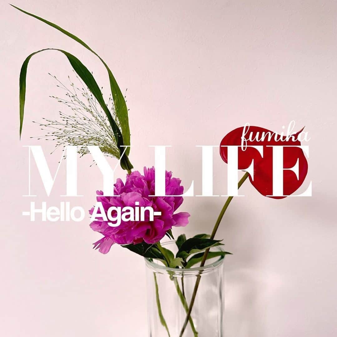 fumikaのインスタグラム：「⁡ ℕ𝕖𝕨 𝕊𝕠𝕟𝕘① ⁡ 𝑀𝓎 𝐿𝒾𝒻𝑒 - 𝐻𝑒𝓁𝓁𝑜 𝒜𝑔𝒶𝒾𝓃 - ⁡ 今この社会的にも作ったり盛ったりしがち 特に𝖲𝖭𝖲時代ということもあって 今は一般の人も、一般じゃないというか 他人から見られる自分をかなり意識しているし どうしても作っちゃうところって あると思うんですよね。 ⁡ その生き方も全然良くて。 ⁡ 自分の成長に繋がったり それに誰かが共感してくれて 良い連鎖が起きることもある。 ⁡ だけどそっちにばかり偏らず、囚われず 疲れちゃったり 自分を見失ったと感じた時には 一旦自分に　-𝖧𝖾𝗅𝗅𝗈 𝖺𝗀𝖺𝗂𝗇- したら 良いんじゃないかな？と思う。 ⁡ たまにでも良い、他人からじゃなく 自分で自分を可愛がって、認めて、 大事にしてほしい。　   fumika  #新曲 #mylife #fumika #ウクレレ女子」
