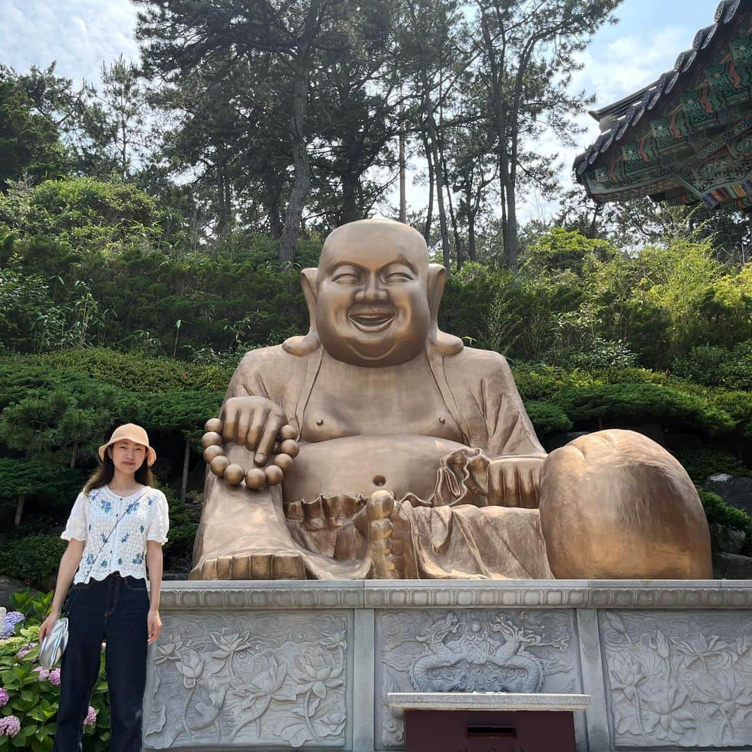 三浦由衣さんのインスタグラム写真 - (三浦由衣Instagram)「夏至。 げしげし。  🐢🐢🐢  📍海東龍宮寺 📍해동용궁사  「소원이 이루어지는 절　(願い事が叶う寺)」  釜山の大パワースポット(私調べ) 実は初めてだったのだけれど、エネルギー充電しまくりでした。 地球とも宇宙ともしっかり繋がれそうな場所🌏🛸  暑さ対策と、階段対策(スニーカーなど)は必須です🫠☀️  #海東龍宮寺 #해동용궁사」6月21日 12時06分 - miura_yui_