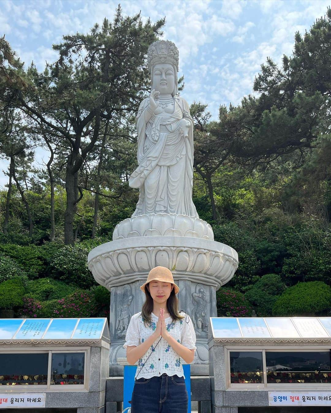 三浦由衣のインスタグラム：「夏至。 げしげし。  🐢🐢🐢  📍海東龍宮寺 📍해동용궁사  「소원이 이루어지는 절　(願い事が叶う寺)」  釜山の大パワースポット(私調べ) 実は初めてだったのだけれど、エネルギー充電しまくりでした。 地球とも宇宙ともしっかり繋がれそうな場所🌏🛸  暑さ対策と、階段対策(スニーカーなど)は必須です🫠☀️  #海東龍宮寺 #해동용궁사」