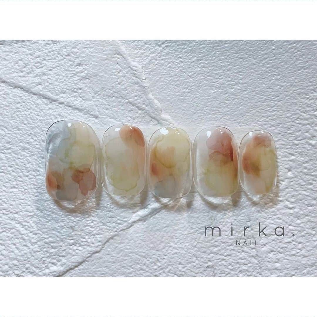 mirka. NAIL(ミルカネイル)のインスタグラム：「⁡ ⁡ ⁡ new !! ⁡ ⁡ 透け感ニュアンス𓆝 ⁡ ⁡ ⁡ #mirkanailsample ………………………………………………………… ⁡ ご予約、お問い合わせは LINE ID⇒ @mirka.nail (@含む)まで。 ⁡ ご新規様はハイライトの「ご案内」と「ご予約方法」を必ずお読みいただいてからご予約くださいますようお願いいたします。 空き状況や詳細はLINEの投稿からご確認ください。 ⁡ ⁡ ⁡ ⁡ #mirkanail#nails#nail#nailart#naildesign #ショートネイル#ネイルアート#ネイルデザイン#ネイル#大人ネイル#シンプルネイル#オフィスネイル#ニュアンスネイル#ナチュラルネイル#カジュアルネイル#ショートネイルデザイン#美甲#夏ネイル#夏ネイル2023 #プライベートサロン#プライベートネイルサロン#東京ネイルサロン#東京ネイル#江東区ネイルサロン#森下#清澄白河 ⁡」