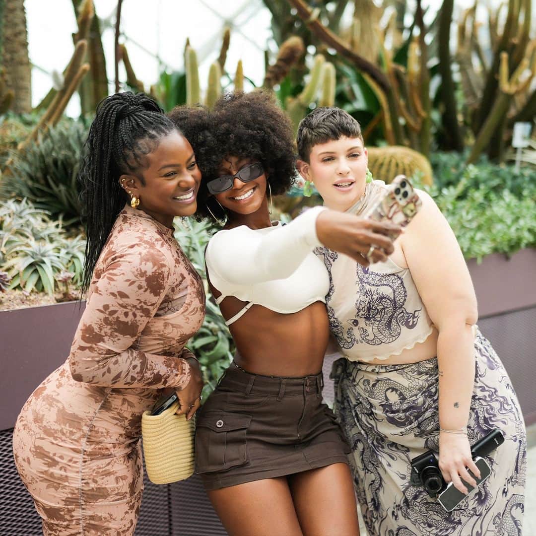 SHEINのインスタグラム：「Showroom slideshow ✨ ACTIVATED ✨ Swipe through to see how our fearless fashion icons experimented with SHEIN ensembles to unlock major style inspo 👗👜💫 Our influencers followed up their hard werk pairing fresh fits by turning a new leaf with a little sightseeing at a glorious garden by the bay 🌿💚  @danidmc @itsdestene_ @itsjustajlove @furnandaofficial @kenyamollie @marinasaavedraa  #SHEIN101 #SHEINOnTheRoad」