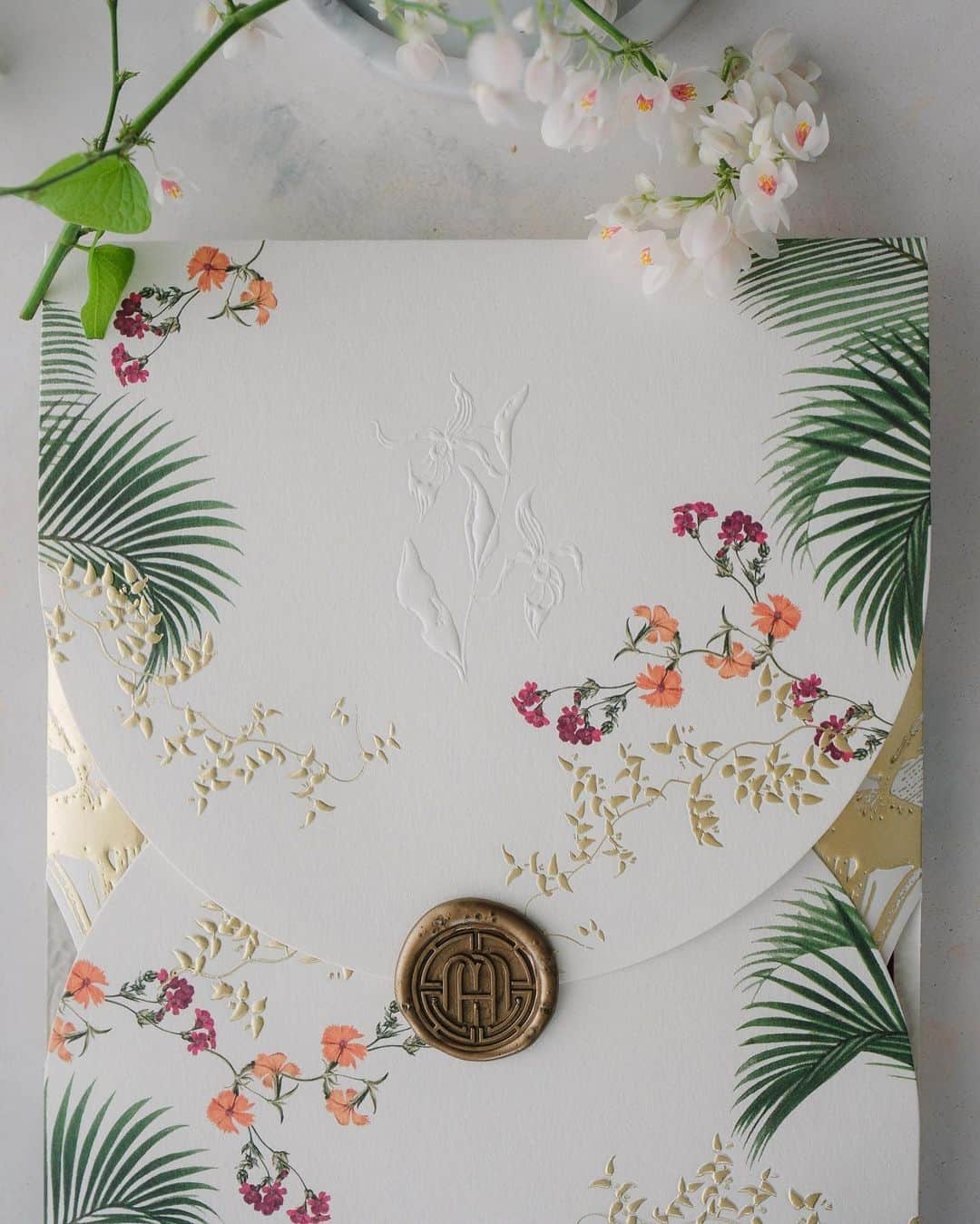 Veronica Halimさんのインスタグラム写真 - (Veronica HalimInstagram)「Custom invitation suite design that showcases the Peranakan theme and color palette, featuring hints of tropical flowers and embellished with a brass monogram pendant. It radiates a sense of freshness, boldness, and vibrancy, making it the perfect invitation for summer — #pernakanstyle #truffypi #カリグラフィー #カリグラフィースタイリング #モダンカリグラフィー #calligraphystyling #weddinginvitation #weddingstationery #moderncalligraphy #embossed  #paperlovers #ウェディング #ウェディングアイテム #カリグラファ #veronicahalim #スタイリング #prettypapers #weddingsuite #tropicalcolors #ldvh」6月21日 12時27分 - truffypi