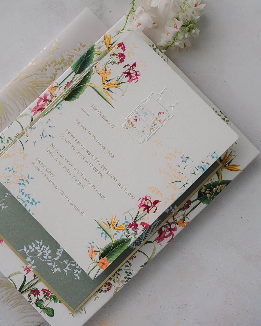 Veronica Halimさんのインスタグラム写真 - (Veronica HalimInstagram)「Custom invitation suite design that showcases the Peranakan theme and color palette, featuring hints of tropical flowers and embellished with a brass monogram pendant. It radiates a sense of freshness, boldness, and vibrancy, making it the perfect invitation for summer — #pernakanstyle #truffypi #カリグラフィー #カリグラフィースタイリング #モダンカリグラフィー #calligraphystyling #weddinginvitation #weddingstationery #moderncalligraphy #embossed  #paperlovers #ウェディング #ウェディングアイテム #カリグラファ #veronicahalim #スタイリング #prettypapers #weddingsuite #tropicalcolors #ldvh」6月21日 12時27分 - truffypi
