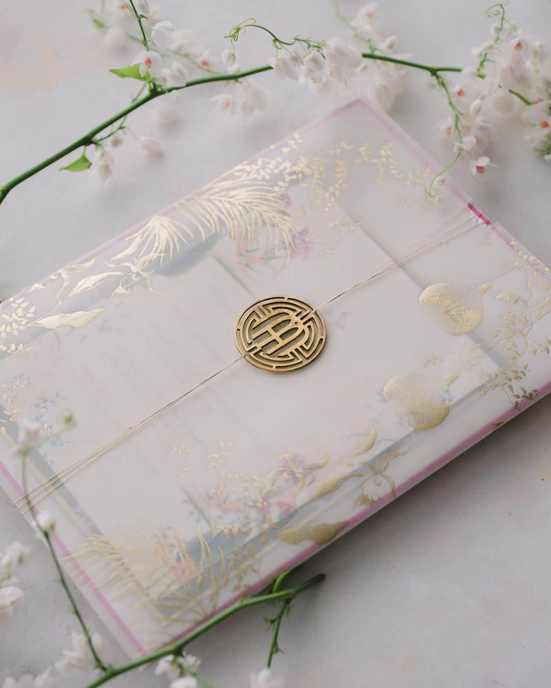 Veronica Halimさんのインスタグラム写真 - (Veronica HalimInstagram)「Custom invitation suite design that showcases the Peranakan theme and color palette, featuring hints of tropical flowers and embellished with a brass monogram pendant. It radiates a sense of freshness, boldness, and vibrancy, making it the perfect invitation for summer — #pernakanstyle #truffypi #カリグラフィー #カリグラフィースタイリング #モダンカリグラフィー #calligraphystyling #weddinginvitation #weddingstationery #moderncalligraphy #embossed  #paperlovers #ウェディング #ウェディングアイテム #カリグラファ #veronicahalim #スタイリング #prettypapers #weddingsuite #tropicalcolors #ldvh」6月21日 12時27分 - truffypi