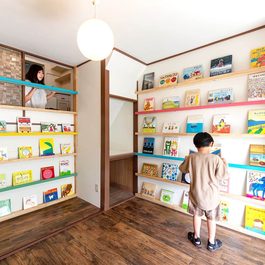 偕成社さんのインスタグラム写真 - (偕成社Instagram)「【こどもの本屋さんにいこう！】メルヘンハウス（愛知県・名古屋市）  児童書専門店の店主さんにお話をうかがう「こどもの本屋さんにいこう！」。あたらしい記事を公開しました！  第20回目は、メルヘンハウス（愛知県・名古屋市）✨  以前この連載の番外編としてご登場いただいたメルヘンハウスが再登場です。前回は、お店の閉店から1年後、13日間の限定復活をした際に、舞台裏をご紹介しました。今回は限定復活を経て、2021年に再オープンに至った同店について、初代店長・三輪哲さんの息子さんで2代目店長の三輪丈太郎さんに伺いました🍀  ▼記事の読み方  （１）「Kaisei web」で検索！「こどもの本屋さんにいこう！」の最新記事より。 https://kaiseiweb.kaiseisha.co.jp/a/kodomonohonya/kodomonohonya020/  （２） のハイライトからもリンクを飛ばしています！  #メルヘンハウス #愛知 #愛知県 #名古屋市 #三輪丈太郎さん #子育て #絵本専門店 #児童書専門店 #こどものほん #子どもの本専門店 #子どものいる暮らし #絵本」6月21日 12時30分 - kaiseisha_pr